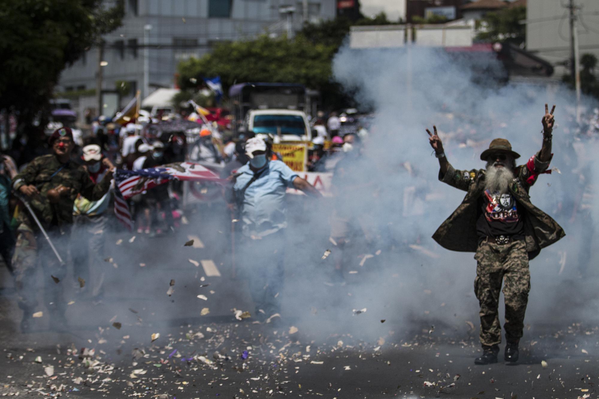 Los veteranos de la guerra civil encabezaban la manifestación. Con morteros, banderas y trajes militares, gritaban el rechazo a la implementación del bitcoin como nueva moneda de curso legal en El Salvador. Al final de la protesta, algunos, con sus bastones e incluso piedras, intentaban derribar la barricada policial que contuvo la protesta frente a la Asamblea Legislativa.