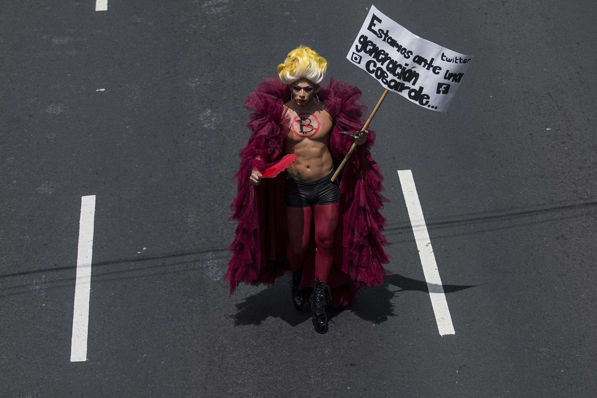 Lady Drag se tomó la calle para hacer un llamado al relevo generacional, que para ella actúa de forma cobarde ante la coyuntura política de El Salvador. “Los problemas no los vamos a cambiar en redes sociales. A los más pobres esto nos va a ahogar. Estoy en contra del Bitcoin porque afecta a los más necesitados y a los jóvenes que no logran dimensionar la situación en la que estamos”, dijo a El Faro.