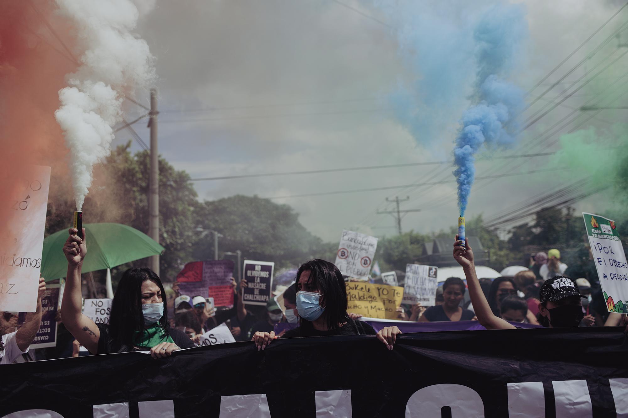 Las organizaciones feministas que marcharon exigieron que el caso de la fosa de Chalchuapa  se esclarezca, para ello, portaron una enorme pancarta negra con letras blancas donde solo se leía el nombre del municipio donde fue descubierto ese emblemático caso ocurrido en mayo de este 2021.