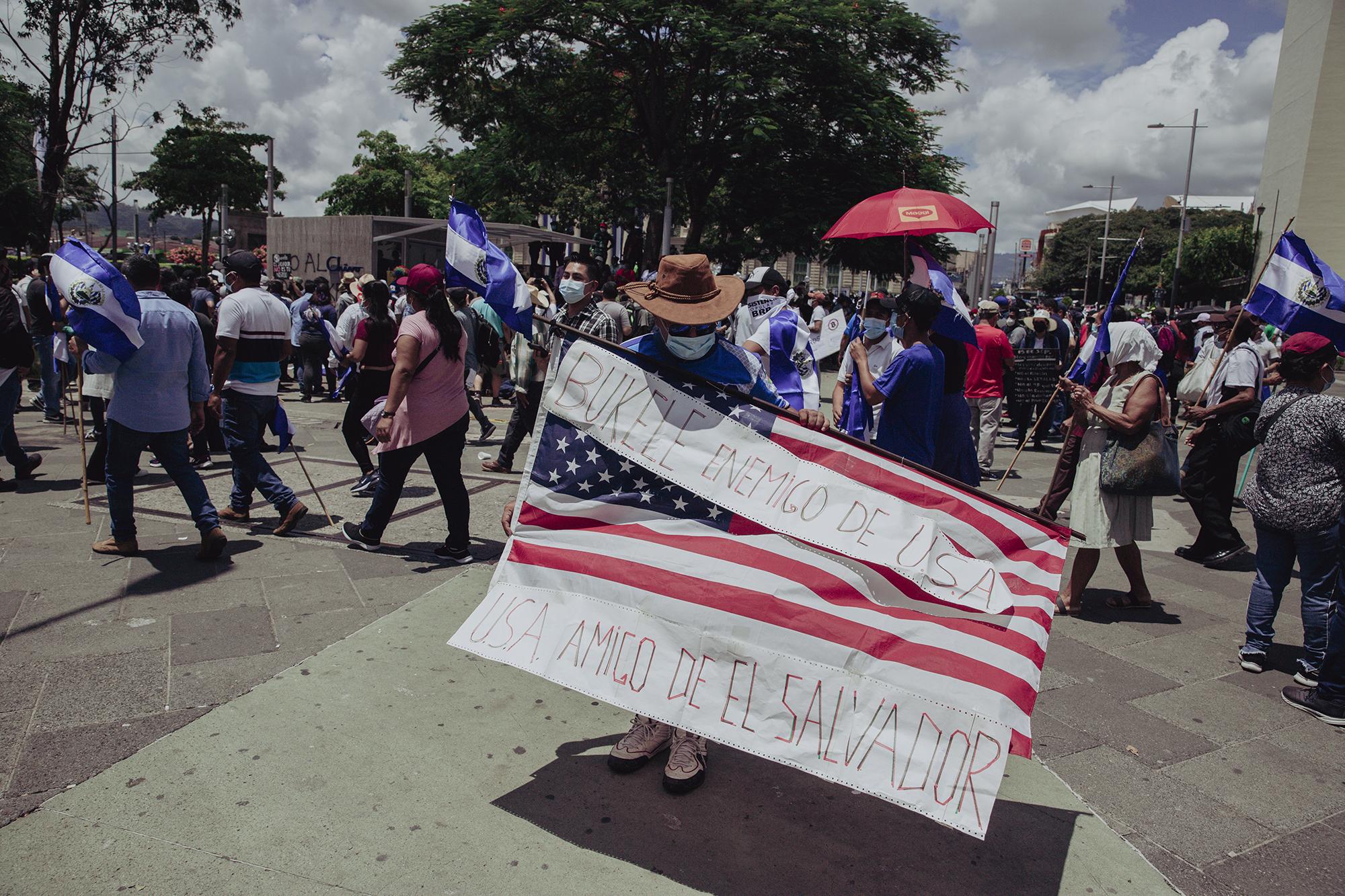 Alexánder Velázquez tiene 20 años de vivir en Dallas, Texas, y viajó para poder salir a manifestarse: 