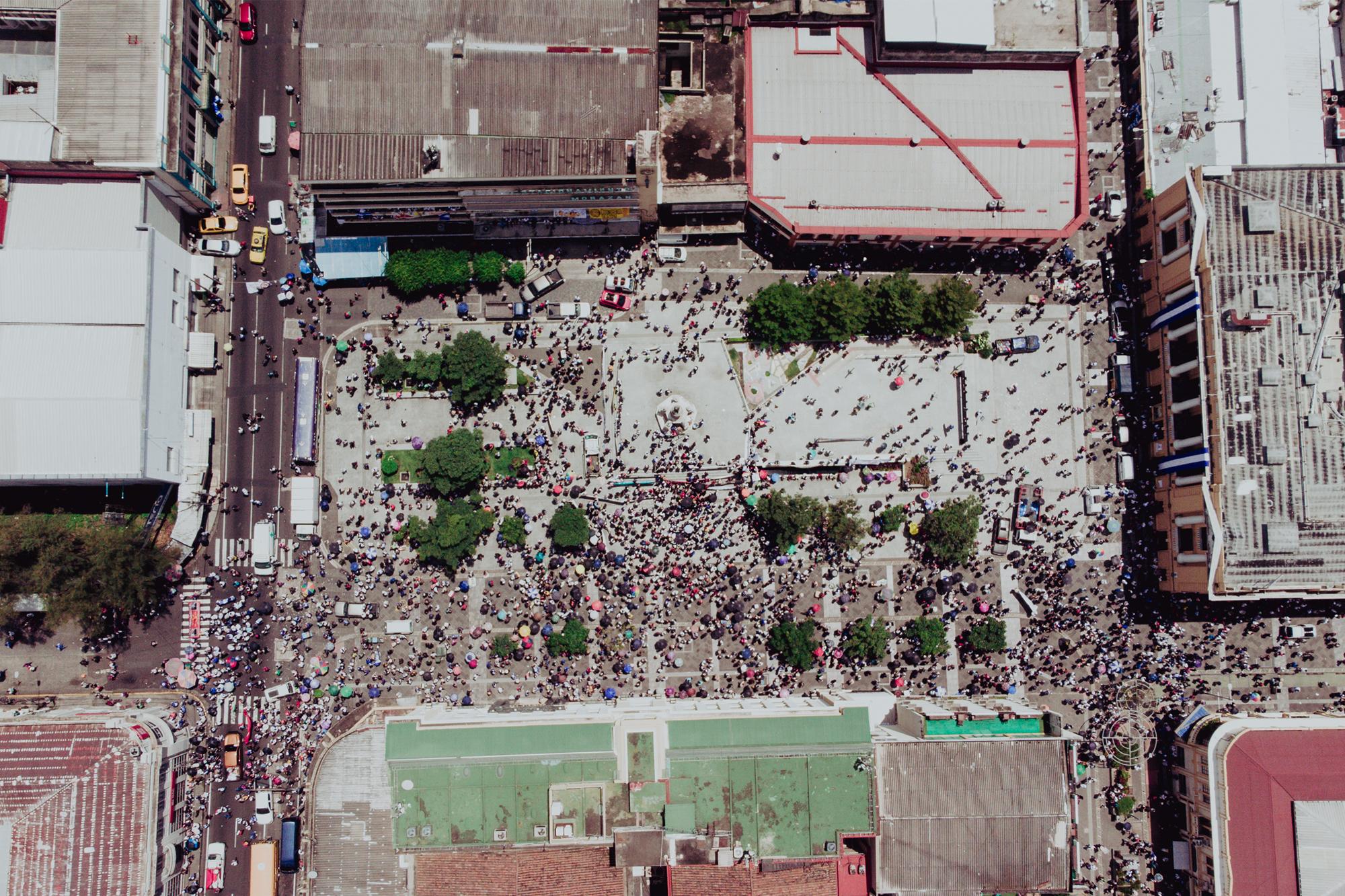 La llegada a la plaza Morazán fue desordenada, esta imagen no define la cantidad total de personas que marcharon, pero sí la dispersión con la que arribó a la plaza. La concentración duró menos de una hora. 