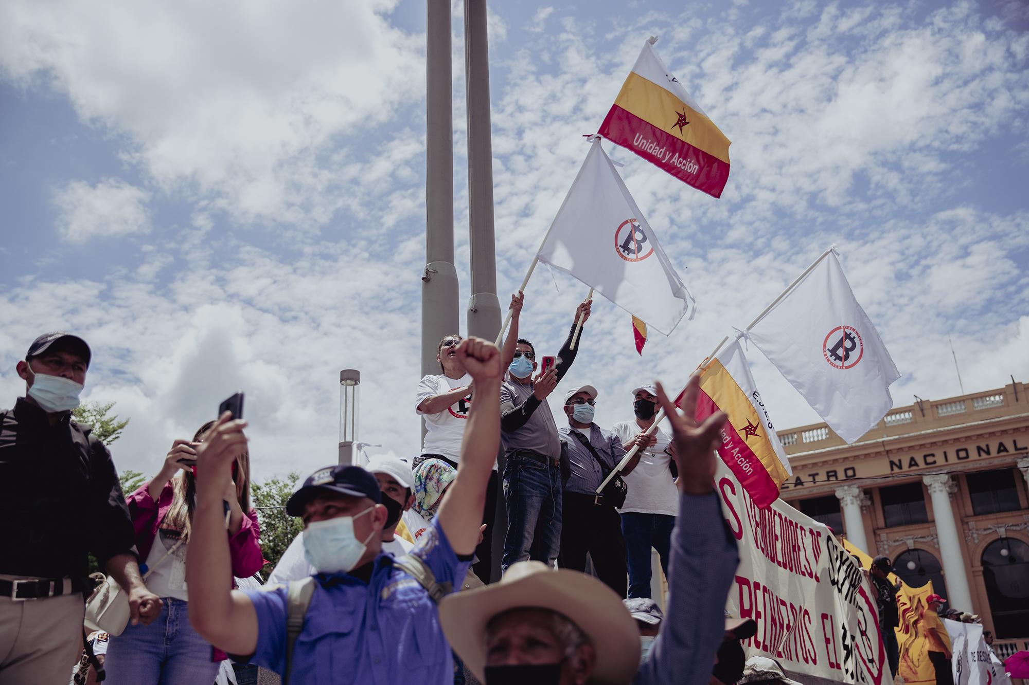 Sindicalistas y veteranos de guerra se apostaron en la Plaza Morazán para protestar contra el gobierno del presidente Nayib Bukele. Foto de El Faro: Carlos Barrera