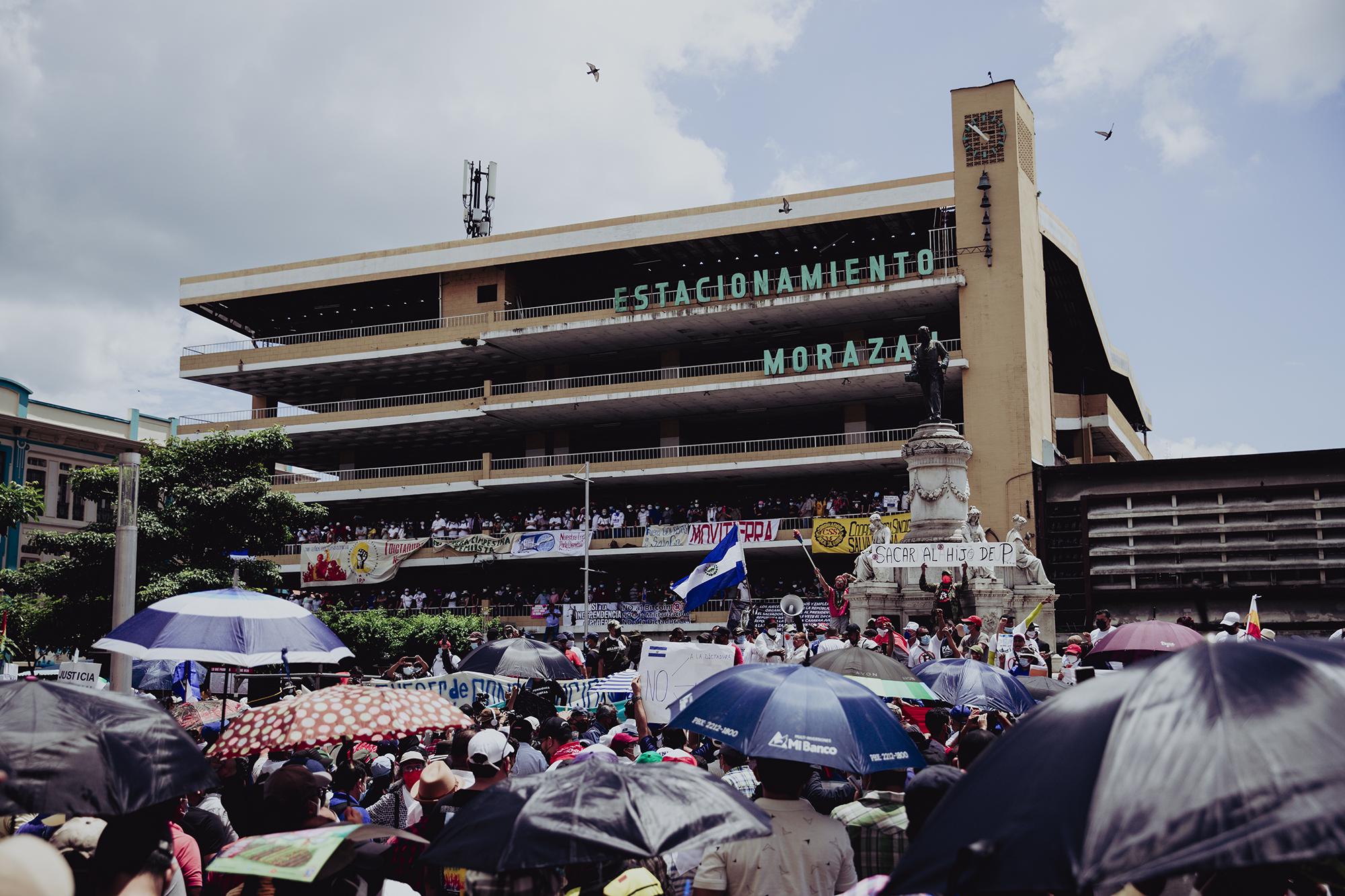 Miles de personas protestaron en rechazo al gobierno de Bukele en un recorrido desde el parque Cuscatlán hasta la plaza Morazán en el Centro Histórico. En el mismo lugar Bukele celebró su triunfo presidencial el 3 de febrero del 2019. Foto de El Faro: Carlos Barrera