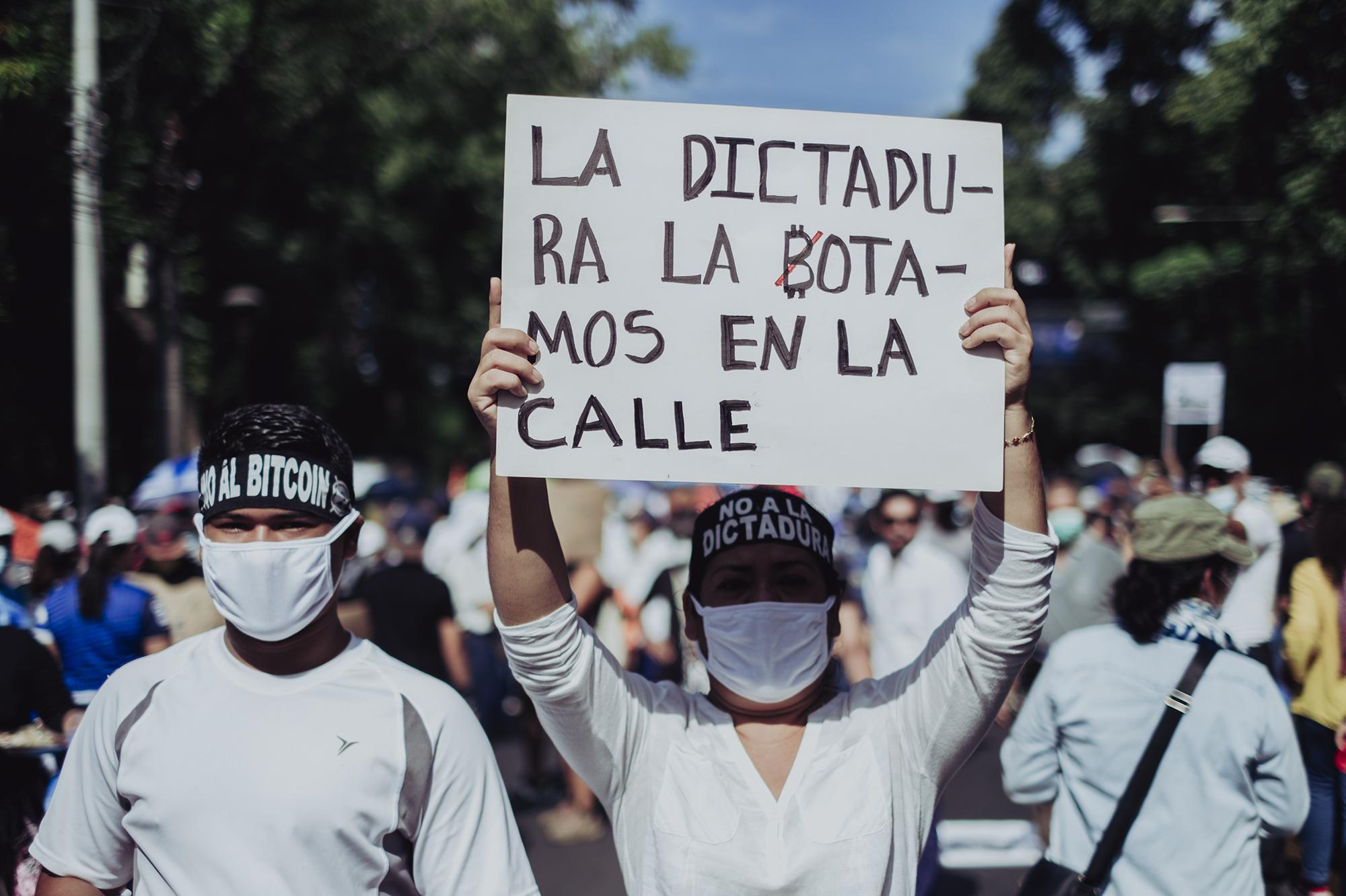 Marta Martínez and her son Josué showed up at the meeting point at Cuscatlán Park to march against the “dictatorship” imposed by President Bukele. “It can’t be possible that he has the go-ahead for reelection. This is something that has never been seen before. Instead of bringing new ideas, this president brought bad ideas,” she said in reference to the president