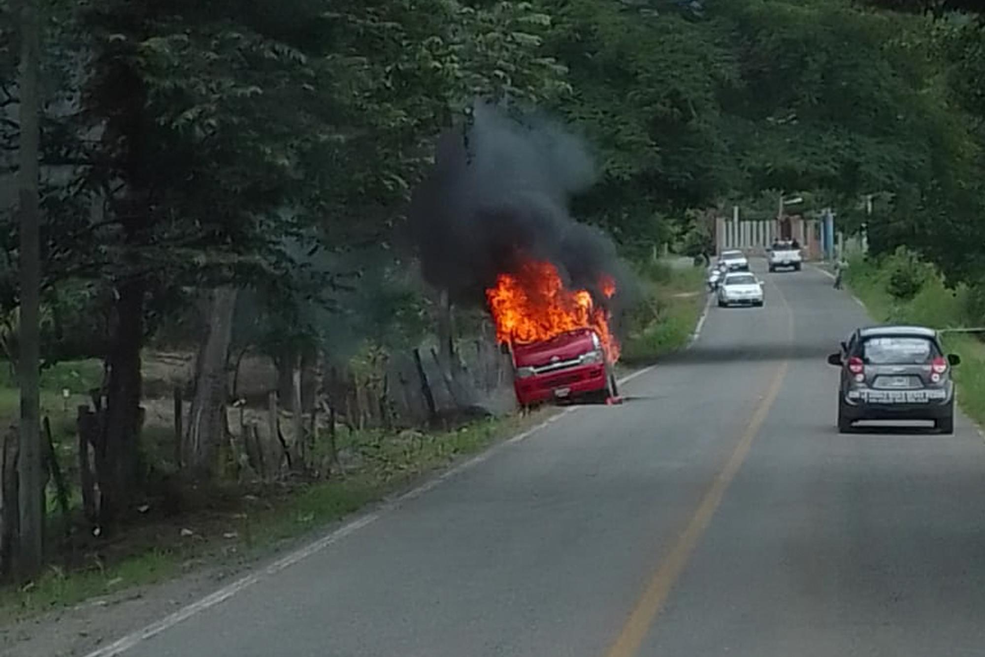 Un investigador del Ministerio Público de Guatemala afirma que el hecho de que la violencia a lo largo de la frontera con México haya dejado a su paso un microbús en llamas, el 12 de agosto en México, y otro baleado, el 24 de agosto en Guatemala, podría indicar que hay una relación con tráfico de personas. Varios analistas en México coinciden en que este se ha vuelto más violento por la incursión de narcotraficantes en el coyotaje. Foto de El Faro: Cortesía