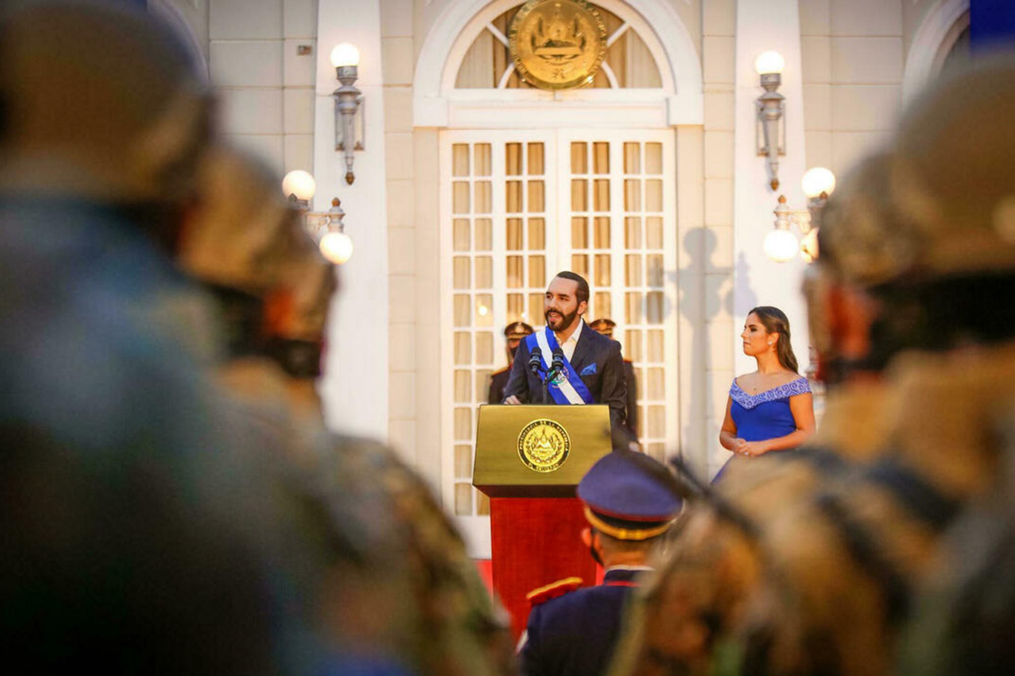 Discurso del presidente Nayib Bukele, la tarde del 15 de septiembre de 2021, en la Casa Presidencial, unas horas después de que miles de salvadoreños protestaron en su contra en las calles de San Salvador. Foto de El Faro: Secretaría de Prensa de la Presidencia.