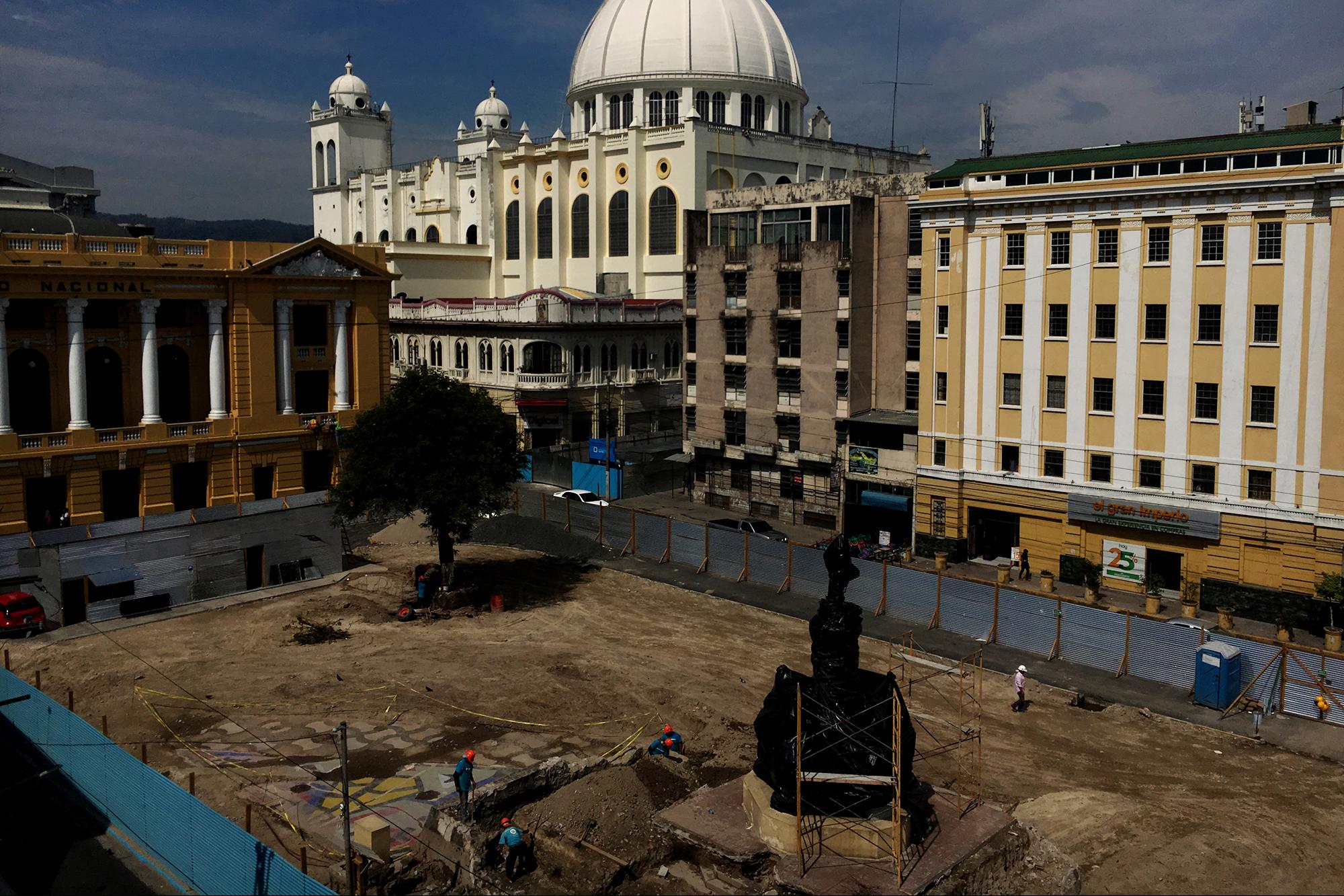 Obras de remodelación en la plaza Morazán del Centro Histórico, en 2017, cuando Bukele fue alcalde de San Salvador. Foto: Víctor Peña.