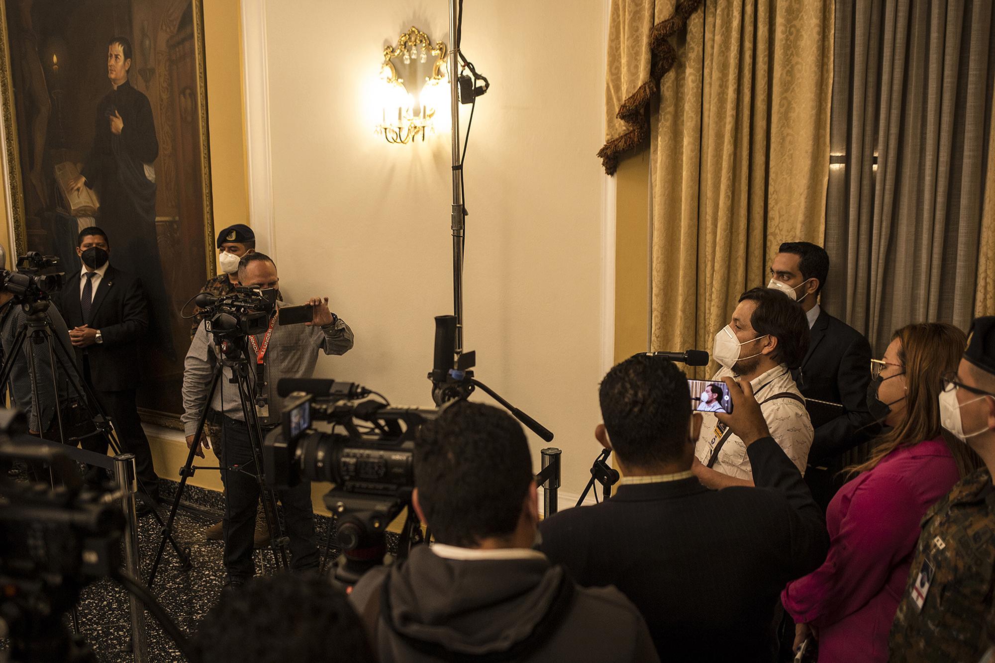 Tres empleados de Casa Presidencial graban a Gabriel Labrador, periodista de El Faro, durante su turno de pregunta durante la conferencia de prensa ofrecida por Nayib Bukele, el 24 de septiembre de 2020. La Asociación de Periodistas de El Salvador (APES) ha denunciado un incremento en las vulneraciones a la libertad de prensa. Foto de El Faro: Víctor Peña.