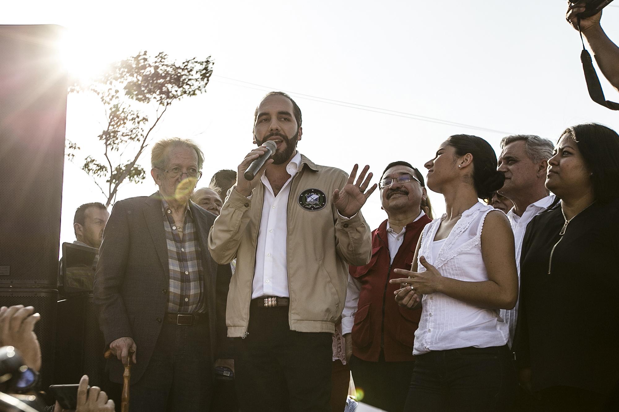 Fabio Castillo, a la derecha de Bukele, entonces alcalde de San Salvador, en una protesta a la que convocó contra la Fiscalía General de la República, el 17 de febrero de 2016. Bukele y su partido de entonces, el FMLN, criticaba que la Fiscalía abriera una investigación por la clonación de la página web del periódico La Prensa Gráfica. Foto de El Faro: Fred Ramos.