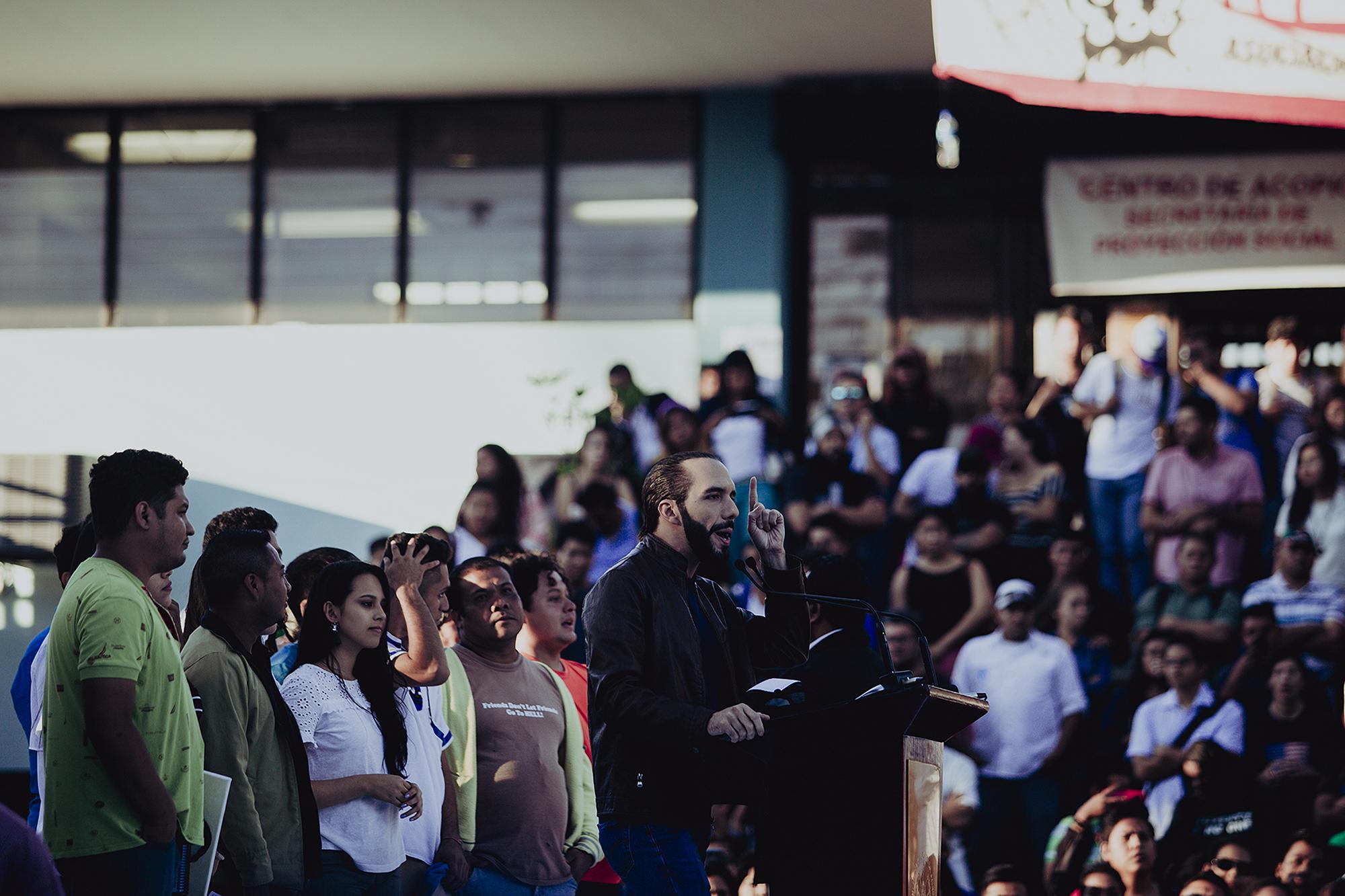 Bukele brinda un discurso de campaña electoral en la Universidad de El Salvador el 15 de noviembre del 2018. Foto de El Faro: Carlos Barrera