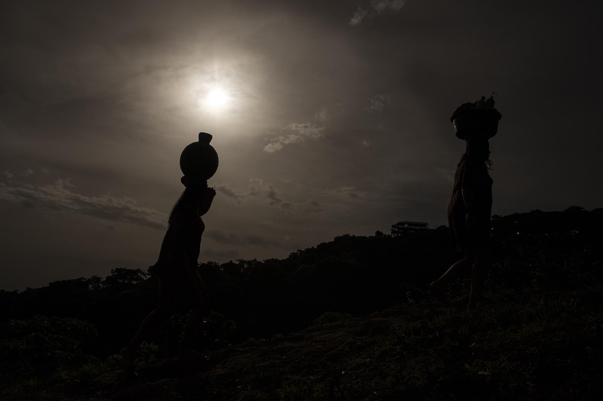 Todos los días las mujeres del cantón San Lorenzo, municipio de Berlín, caminan hasta un nacimiento de agua ubicado en el corazón de la cordillera montañosa del municipio. Allí, las mujeres lavan, se bañan y cargan agua hasta las casas para que las familias puedan tomar. Foto de El Faro: Carlos Barrera