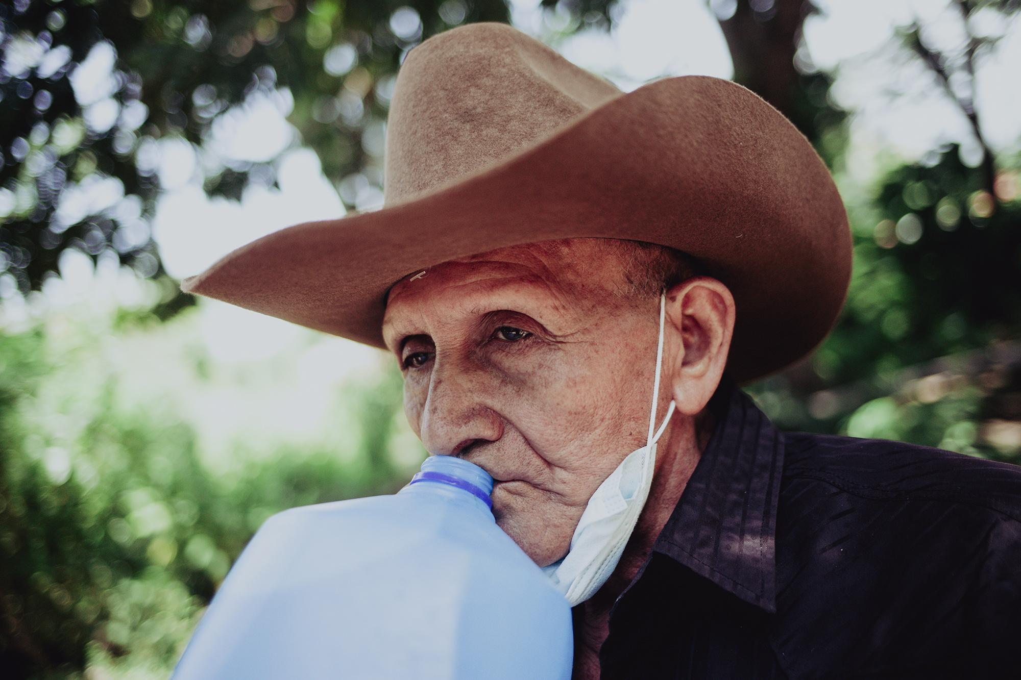 Isidro Benítez tiene 70 años y nació en el cantón Las Delicias de Berlín, el lugar nunca han tenido acceso a agua potable y, desde que recuerda, siempre se han abastecido del nacimiento del cantón. Asegura que en el lugar son muy frecuentes las enfermedades estomacales. Foto de El Faro: Carlos Barrera