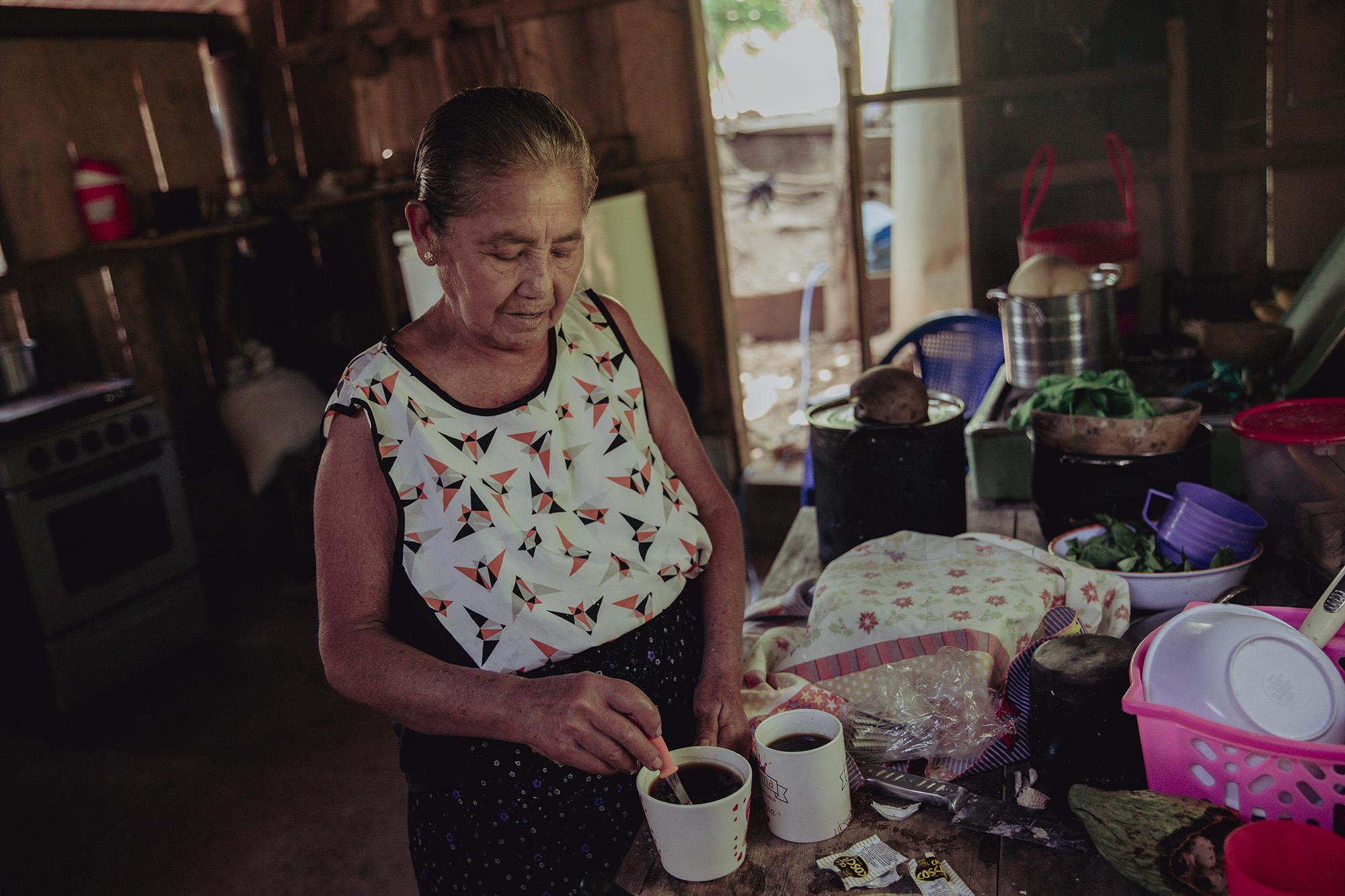 María Alvarenga vive en el cantón Las Delicias, de Berlín, Usulután. María debe cocinar con el agua de un nacimiento cercano al cantón. El agua es filtrada por un método artesanal creado por los habitantes de la comunidad. Foto El Faro: Carlos Barrera