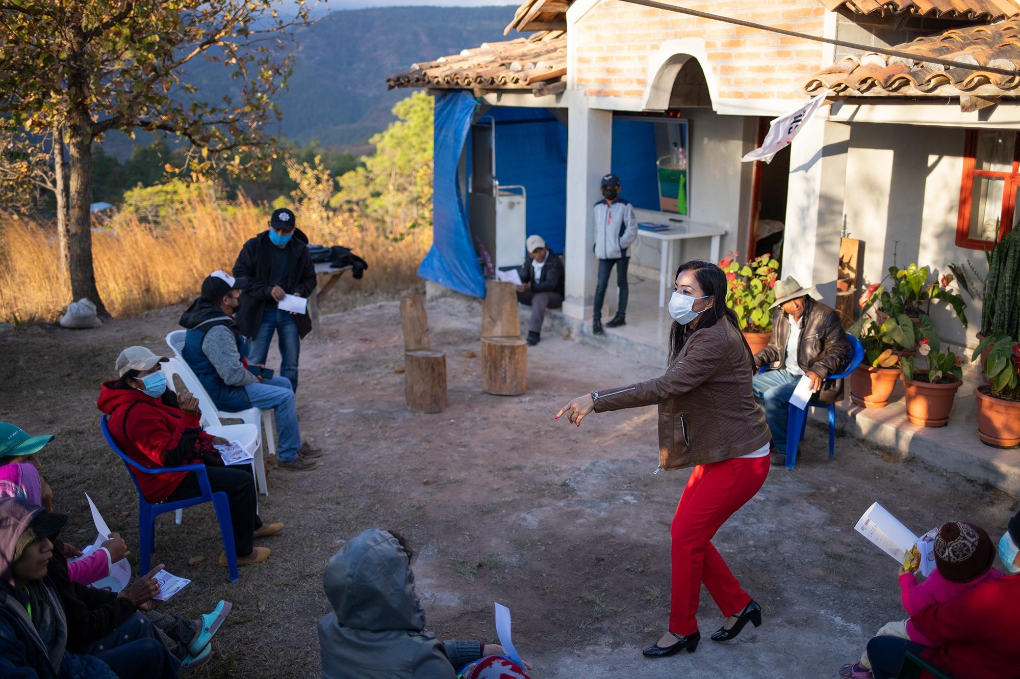 Olivia Zúniga durante su campaña electoral en las pasadas elecciones internas de su partido. Yamaránguila, Intibucá, 19 de febrero de 2021. Foto: Martín Cálix.