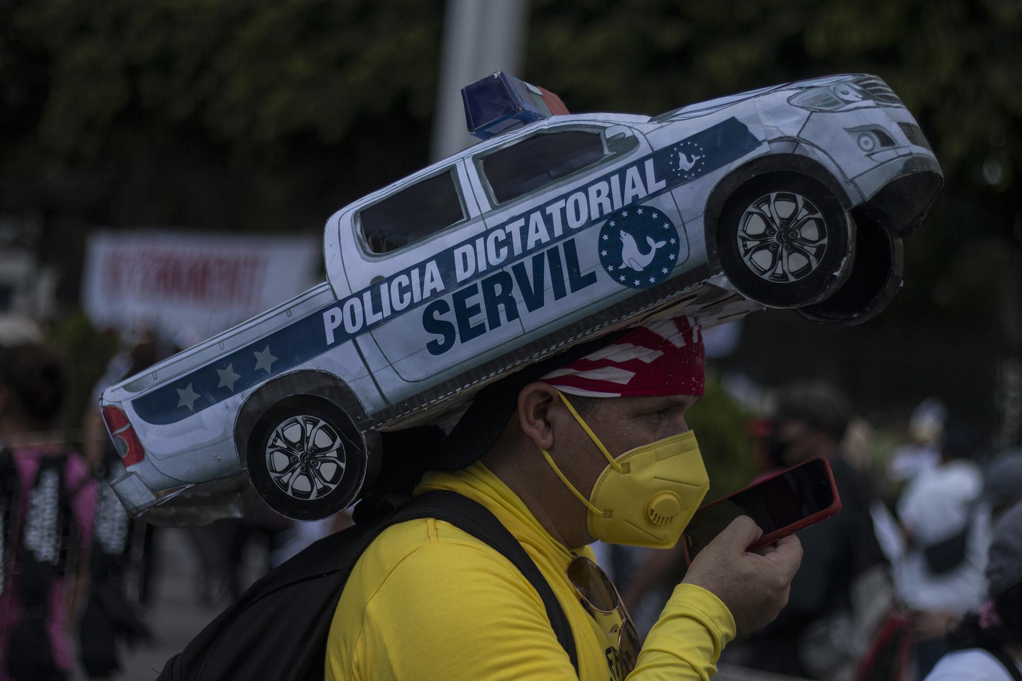 Desde muy temprano el día 17, la Policía Nacional Civil estableció retenes en las principales vías de ingreso a la capital, para bloquear el paso a manifestantes. En la marcha, los ciudadanos también expresaron su descontento con las últimas acciones de la corporación policial. Foto de El Faro: Víctor Peña. 