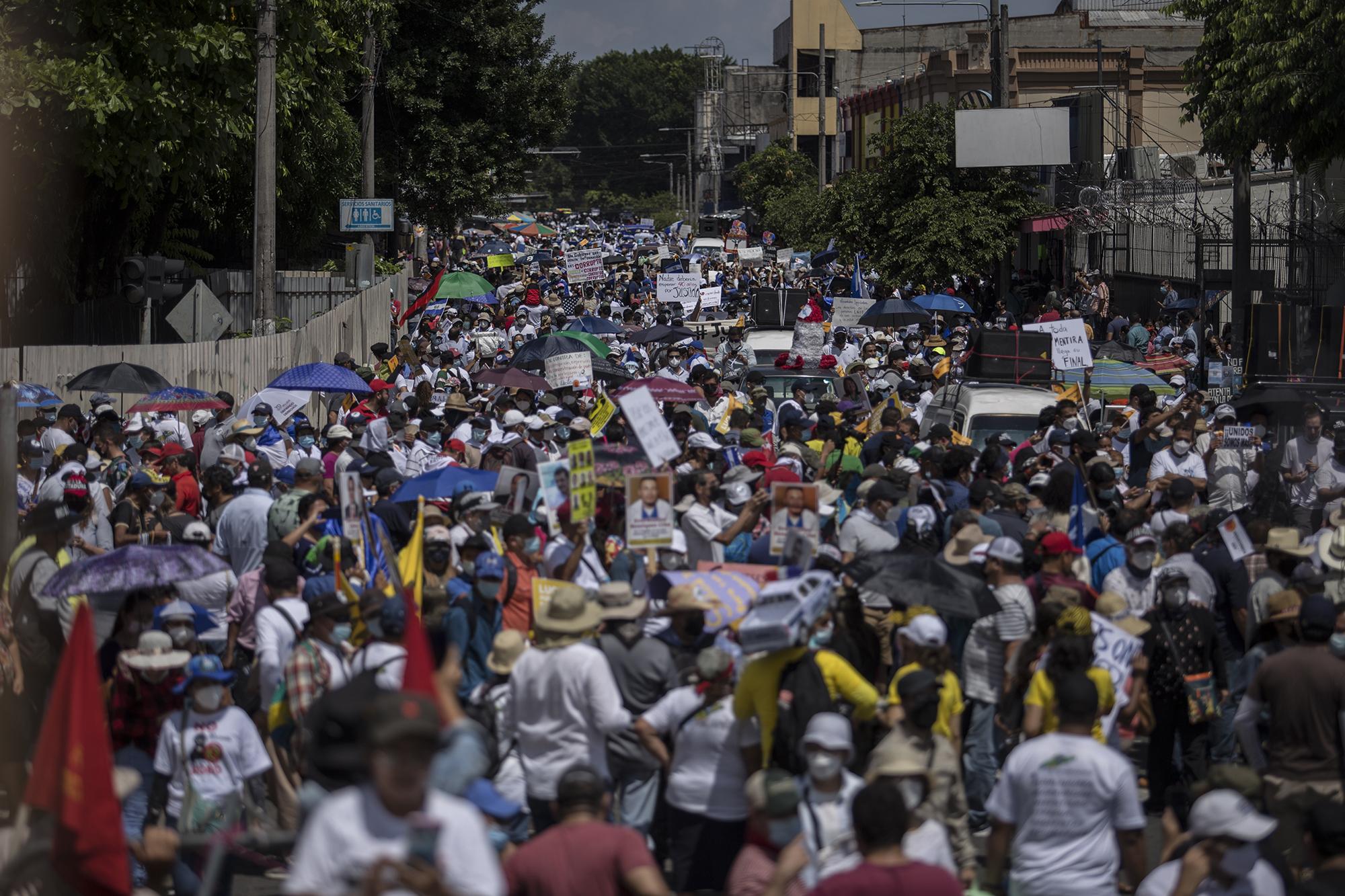 Las organizaciones realizaron la tercera marcha multitudinaria contra las acciones del Gobierno. Caminaron desde el parque Cuscatlán hasta concentrarse en la Plaza Gerardo Barrios. Foto de El Faro: Víctor Peña. 