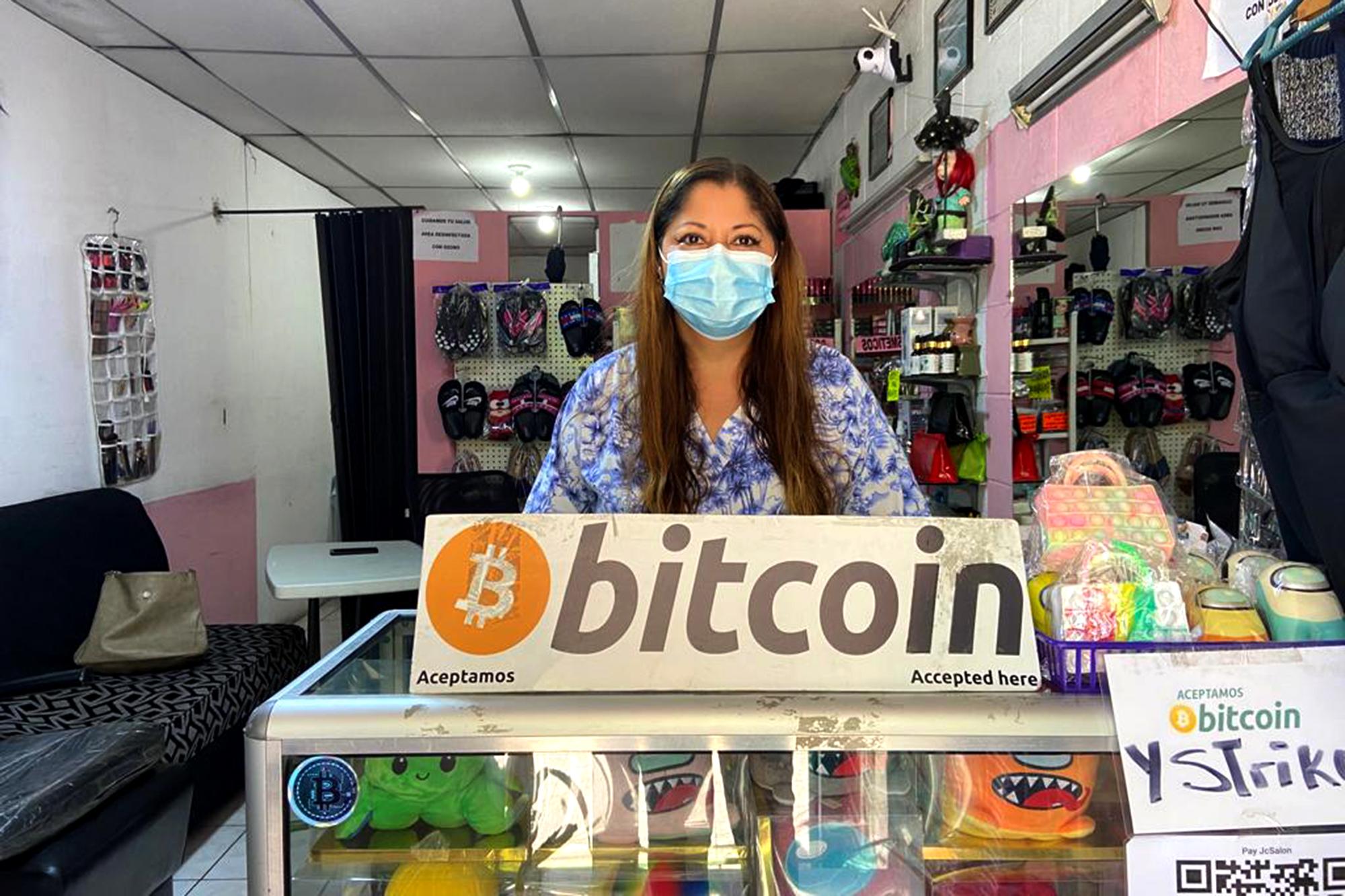 Adela Avendaños acepta pagos en bitcoin en su salón de belleza en Antiguo Cuscatlán, en octubre de 2021. Foto de El Faro: Valeria Guzmán.