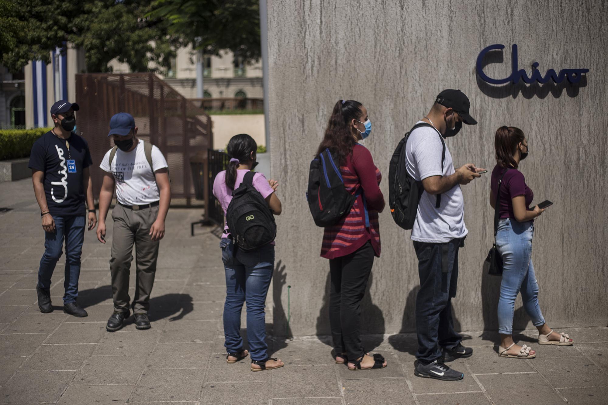 El 9 de septiembre de 2021, largas filas esperaban para retirar $30 del cajero Chivo, instalado en la plaza Gerardo Barrios, de San Salvador. Ese mismo cajero fue destruido durante una manifestación del 15 de septiembre. Foto de El Faro: Víctor Peña. 