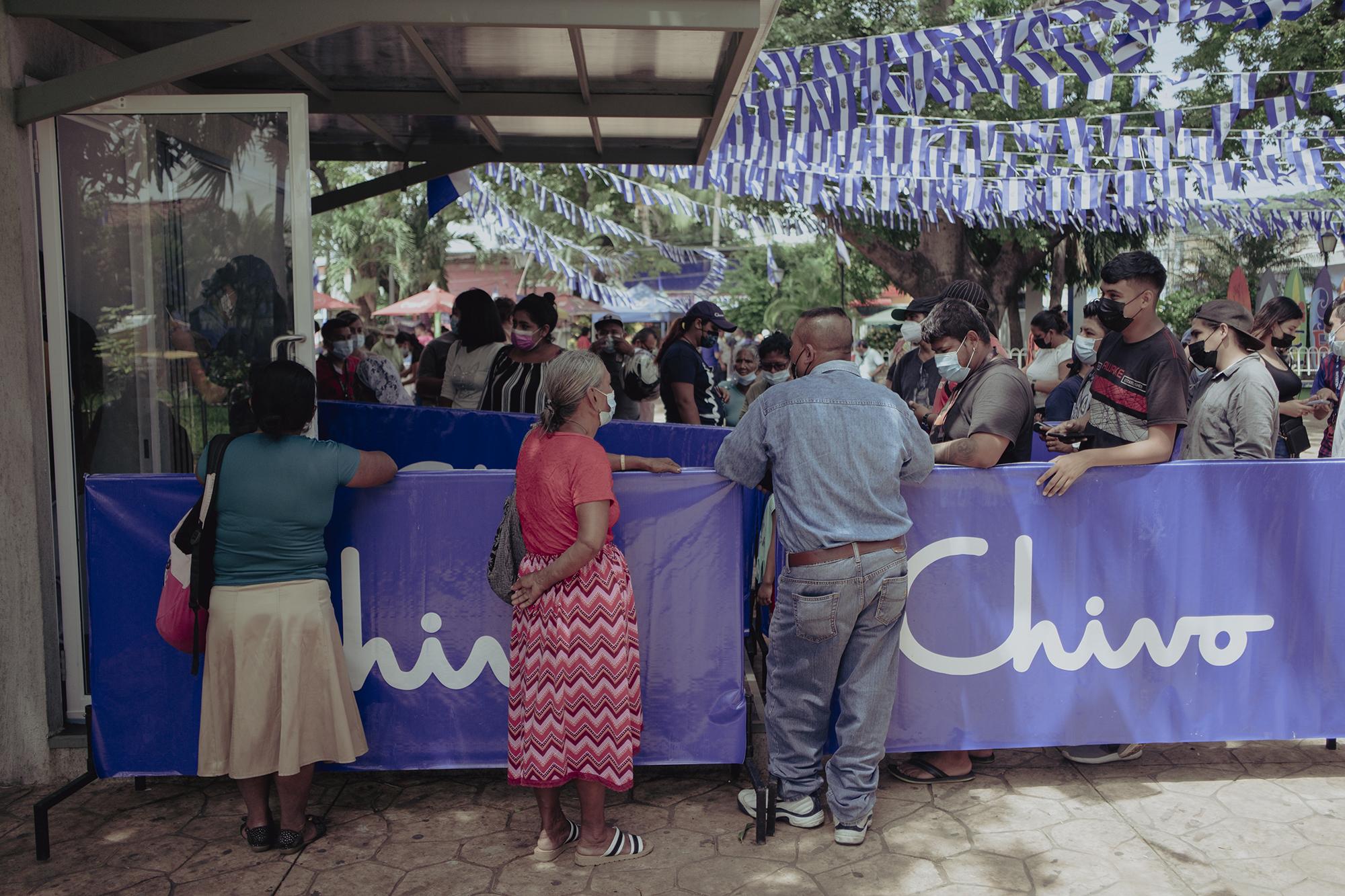 En el parque central de La Libertad, decenas de personas hacían fila para poder reclamar los $30 que el Gobierno transfirie a los ciudadanos por medio de Chivo Wallet. Ese día de octubre, nadie pudo reclamar el dinero debido a que el cajero de Chivo se dañó: 