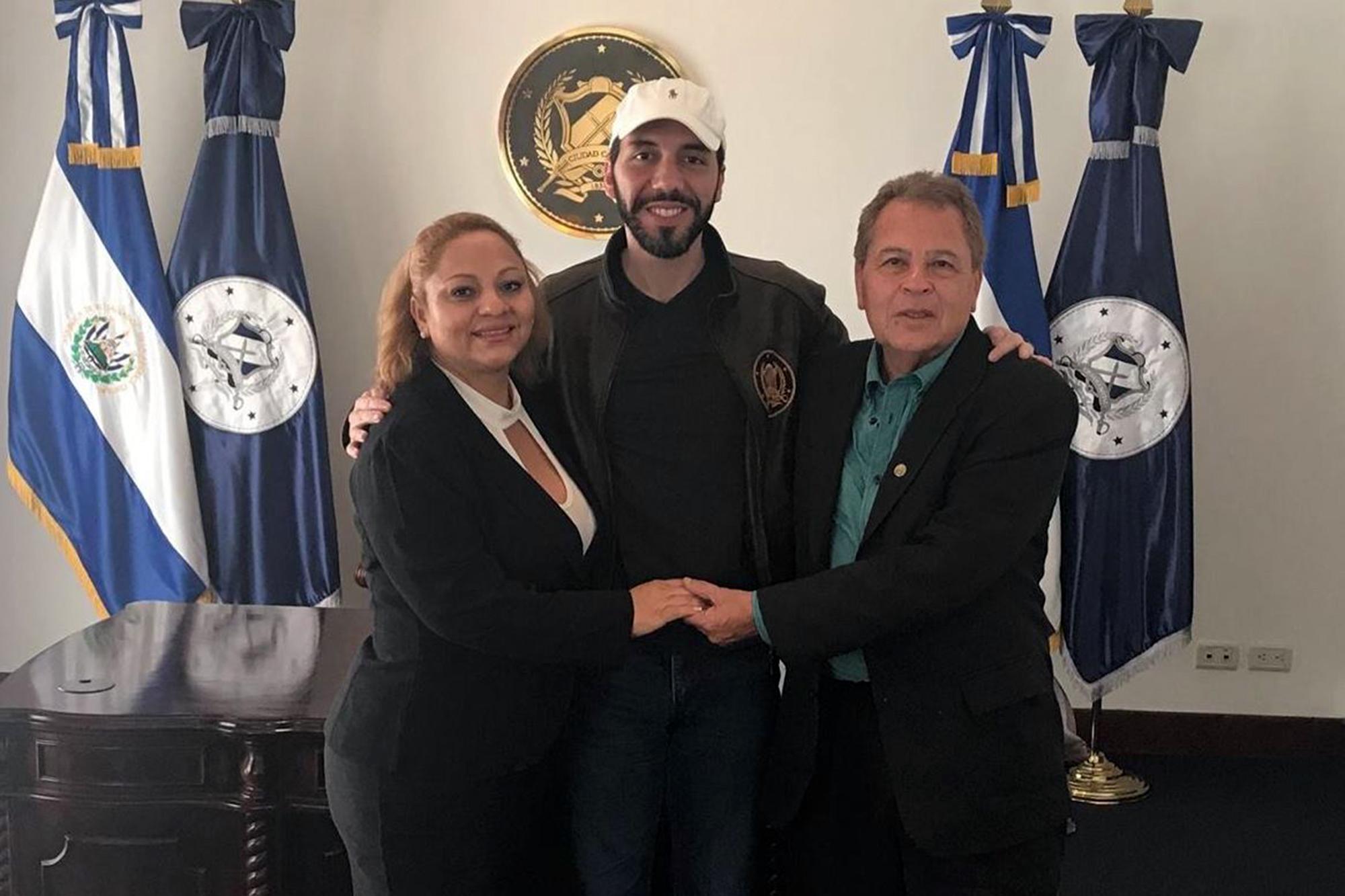 Roy García (derecha), secretario general del Partido Independiente de Salvadoreños en el Exterior y exemisario de Nuevas Ideas en Estados Unidos, en una fotografía tomada junto al presidente Nayib Bukele, cuando García aún era parte de NI. Foto de El Faro: Redes sociales de Roy García. 