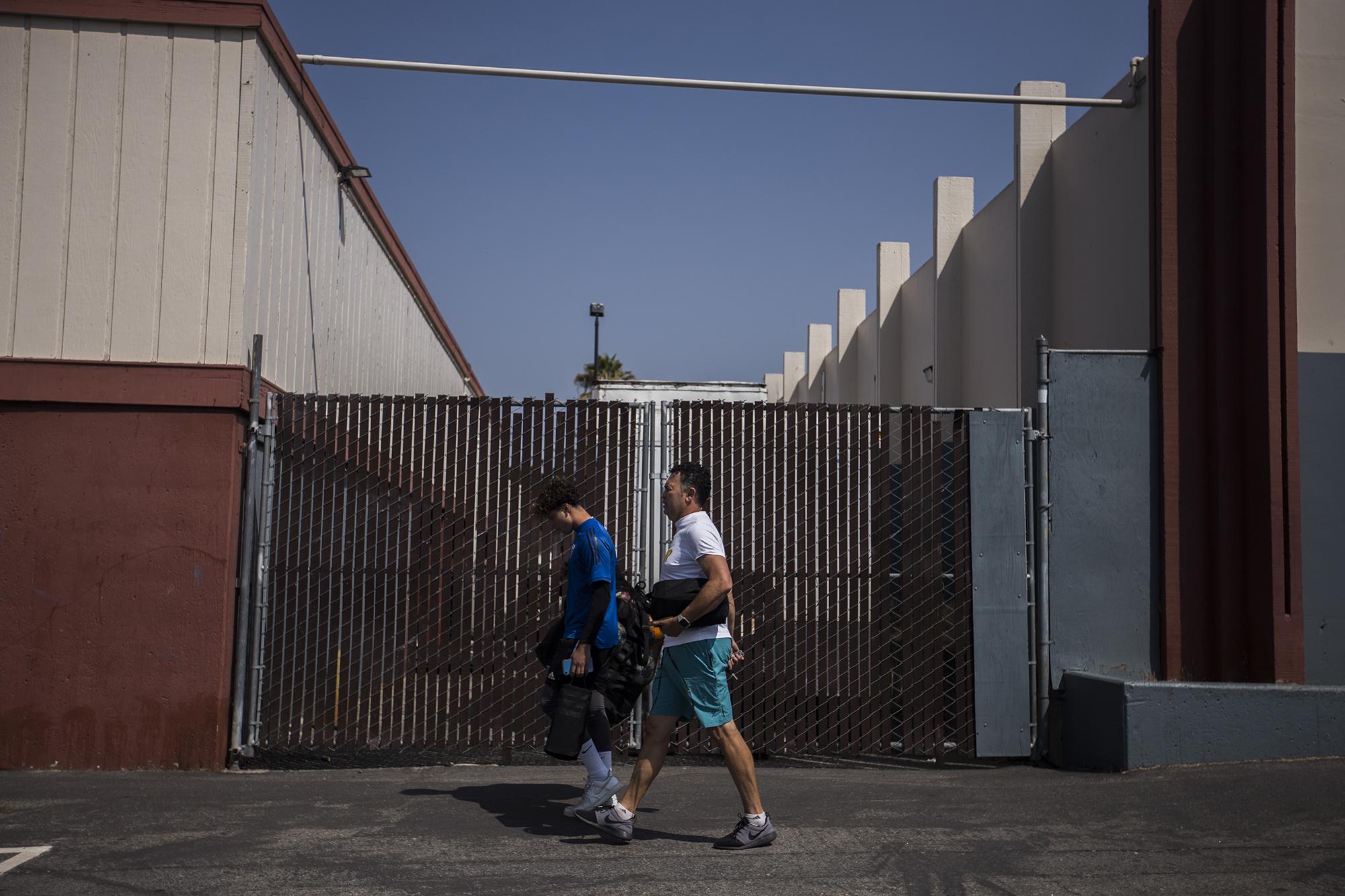 Damián Alguera y su padre caminan hacia la cancha de entrenamiento en la Oak Grove High School de San José, California. Edgar Alguera también fue portero y cree que su experiencia y la disciplina con que ha entrenado a su hijo desde niño le han dado una ventaja competitiva. Foto de El Faro/ Víctor Peña