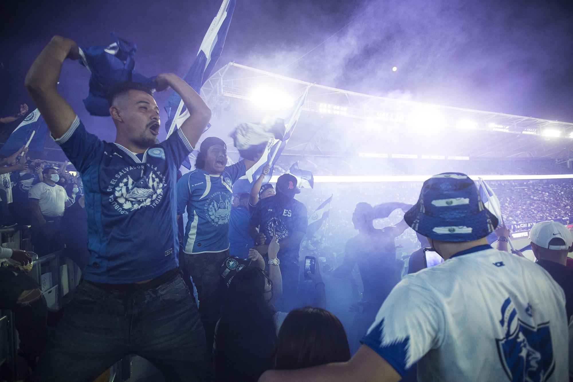 Aficionados salvadoreños cantan en las gradas del Dignity Health Sports Park de Carson, California, durante un partido amistoso entre las selecciones de El Salvador y Costa Rica el 21 de agosto de 2021. Foto de El Faro/ Víctor Peña.