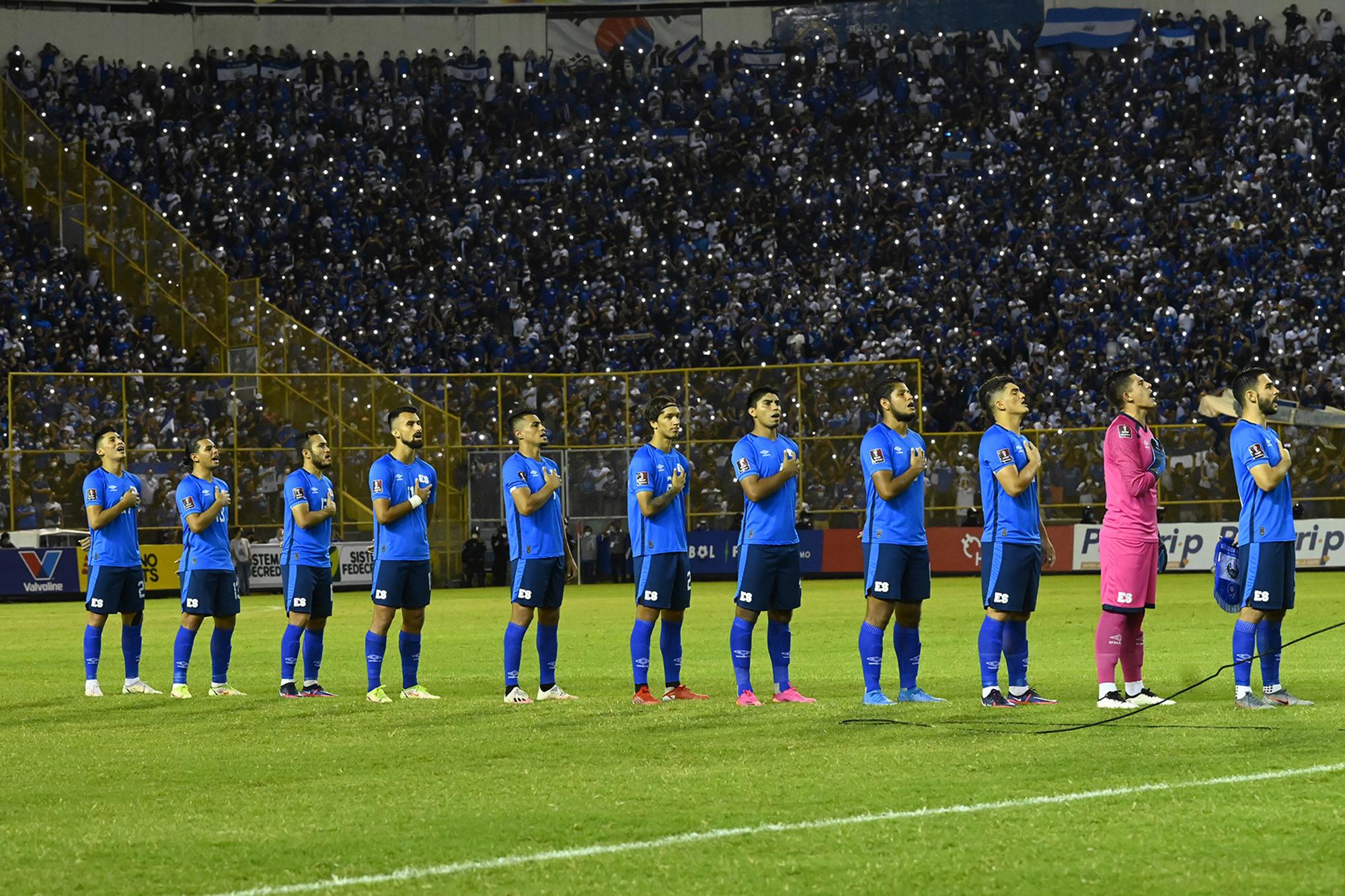 El equipo titular de El Salvador canta el himno nacional antes de su partido contra la selección de México el 13 de octubre de 2021, en el estadio Cuscatlán, en San Salvador. Foto de El Faro / Marvin Recinos.