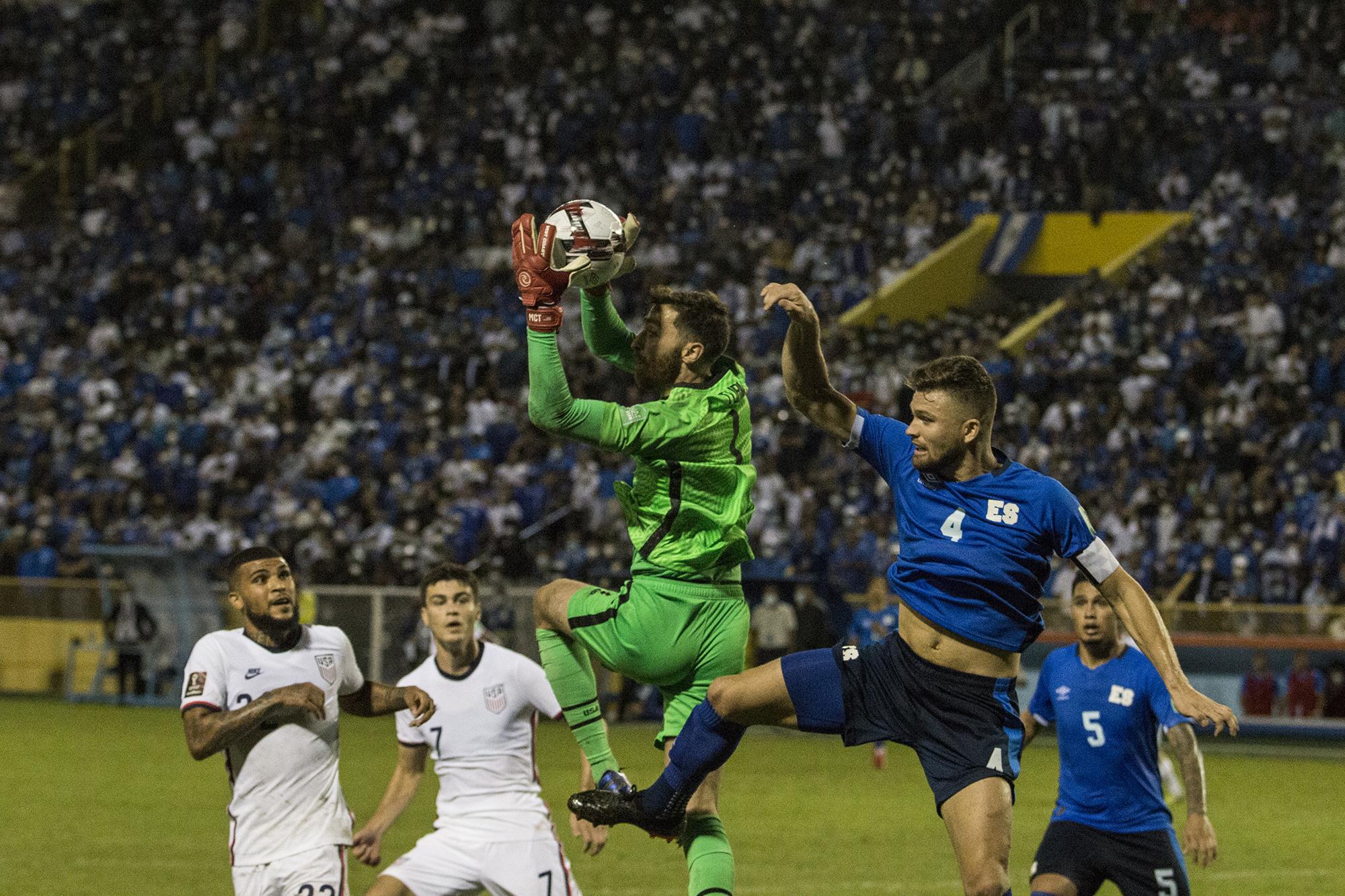 Eriq Zavaleta disputa un balón aéreo con el arquero estadounidense Matt Turner, en un lance del juego del 2 de septiembre de 2021 en el estadio Cuscatlán. Zavaleta jugó en 2009 un mundial juvenil con Estados Unidos. Foto de El Faro/ Odir Arriola.