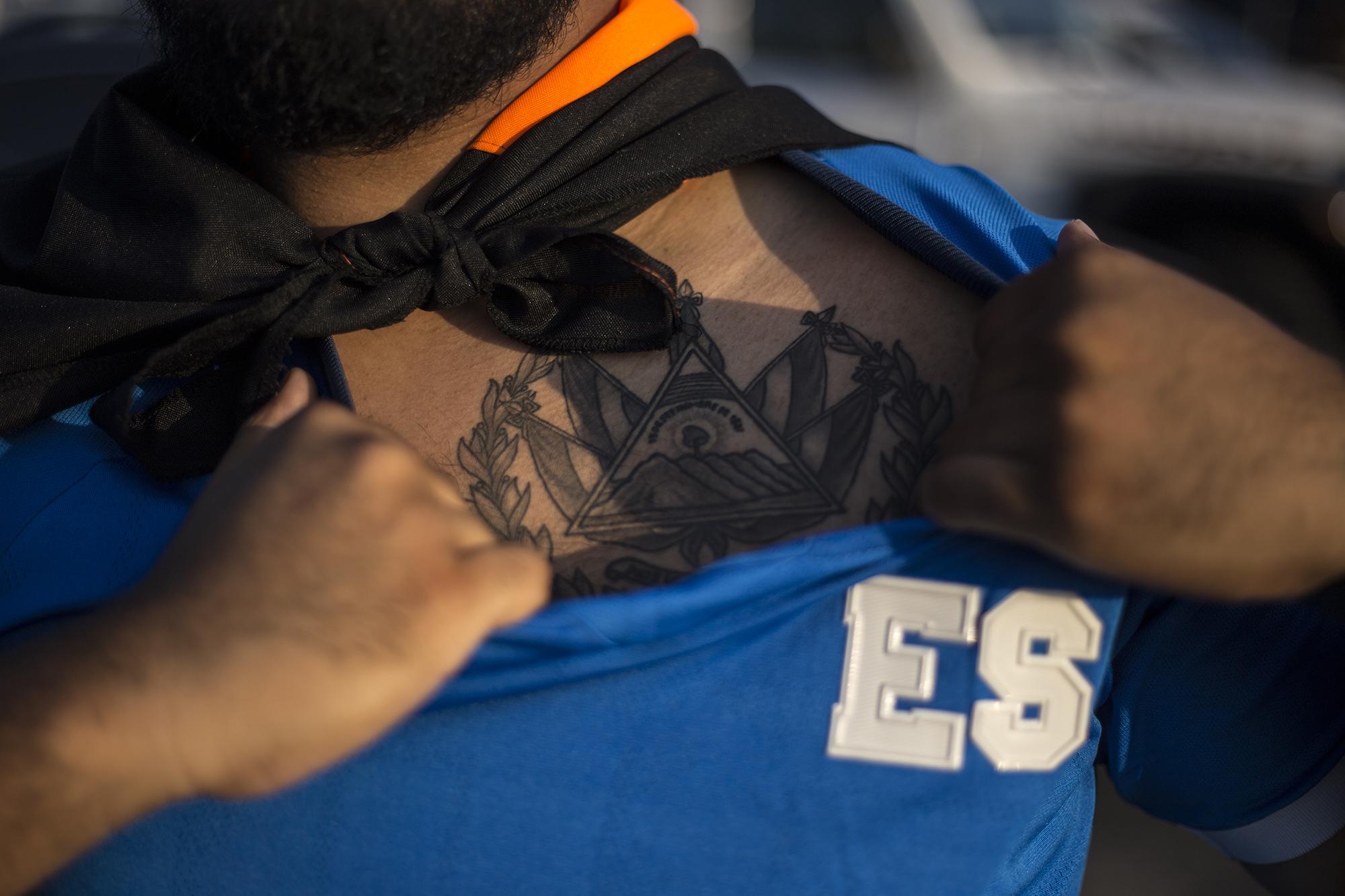 La segunda piel de Byron Alvarado es un escudo de El Salvador tatuado al lado del corazón. Byron nació en Los Ángeles, pero su padre es originario de San Miguel. Dice con orgullo que la patria lo persigue, mientras estira su camisa y apresura el paso para ingresar al Dignity Health Sports Park, en la ciudad de Carson, California, el 21 de agosto de 2021. Esta noche El Salvador juega contra Costa Rica un partido amistoso, con el estadio abarrotado de salvadoreños.