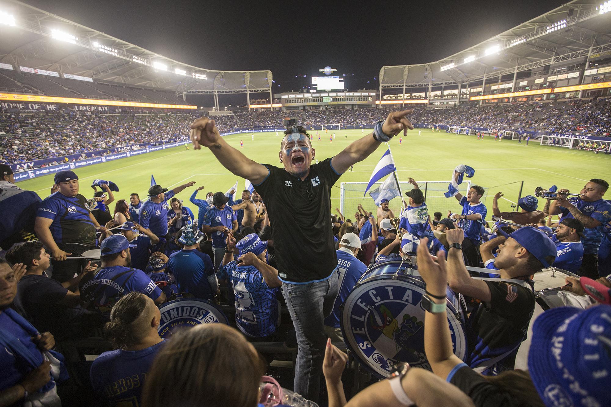 La Barra 503, de Houston, y Bichos Unidos, de Dallas, peregrinan por todo Estados Unidos para acompañar los partidos de La Selecta. Recorren miles de kilómetros en autobús para poner el grito en las gradas y alentar a los jugadores. “Algunos somos indocumentados y corremos el riesgo de viajar a ciudades fronterizas para apoyar. Todo por amor al país”, dice un aficionado que no quiso identificarse.