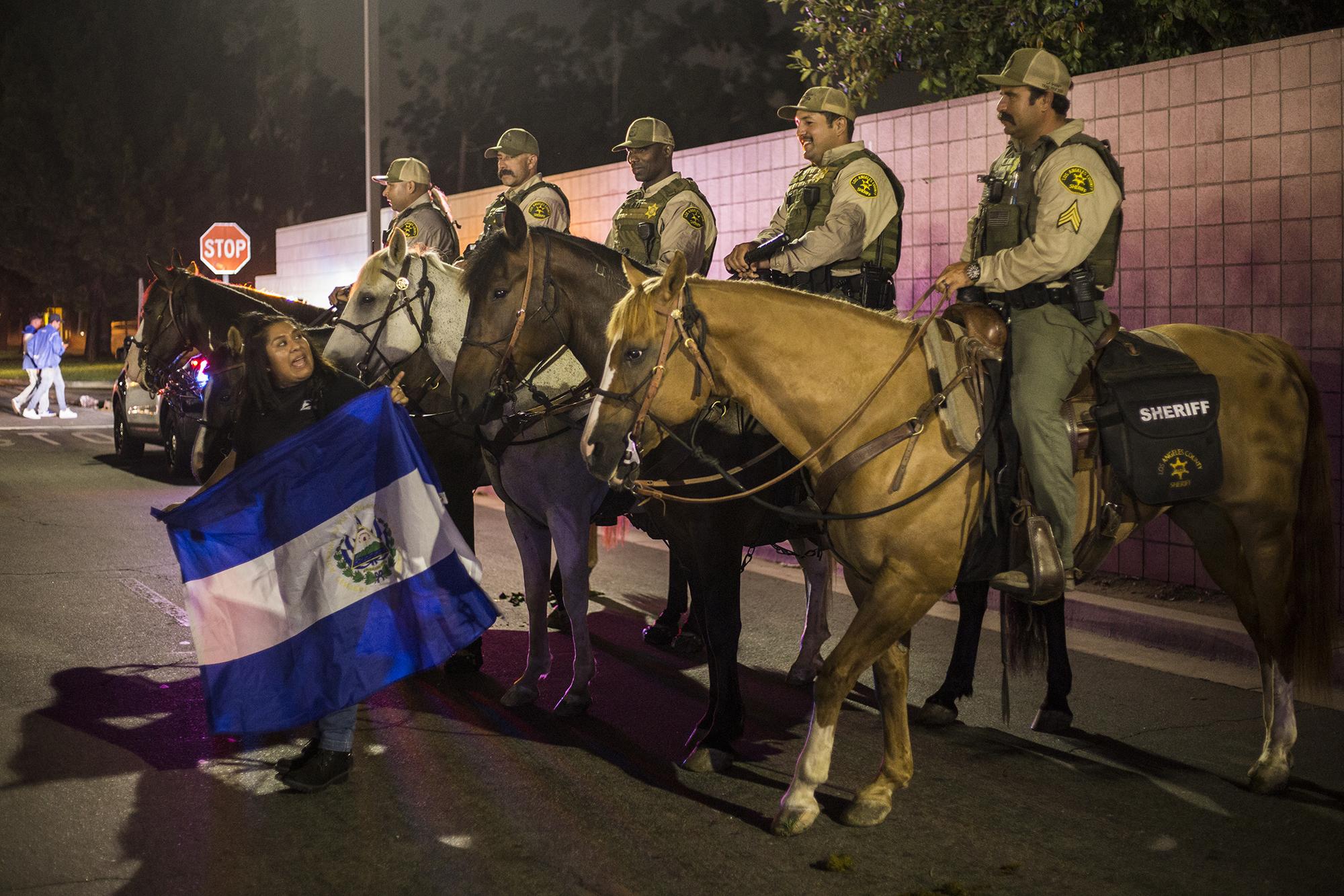 Norma Zelaya, de 37 años, es originaria del departamento de Usulután y llegó a Estados Unidos en 1988, cuando tenía cinco años. Vive en Santa Ana, California. Dice que ir a los partidos de El Salvador “es lo máximo” porque los jugadores le traen un pedacito de su tierra cada vez que juegan en su ciudad. Sheriffs del condado de Los Ángeles recorrían el parqueo del estadio durante el partido amistoso ante Costa Rica para brindar seguridad.