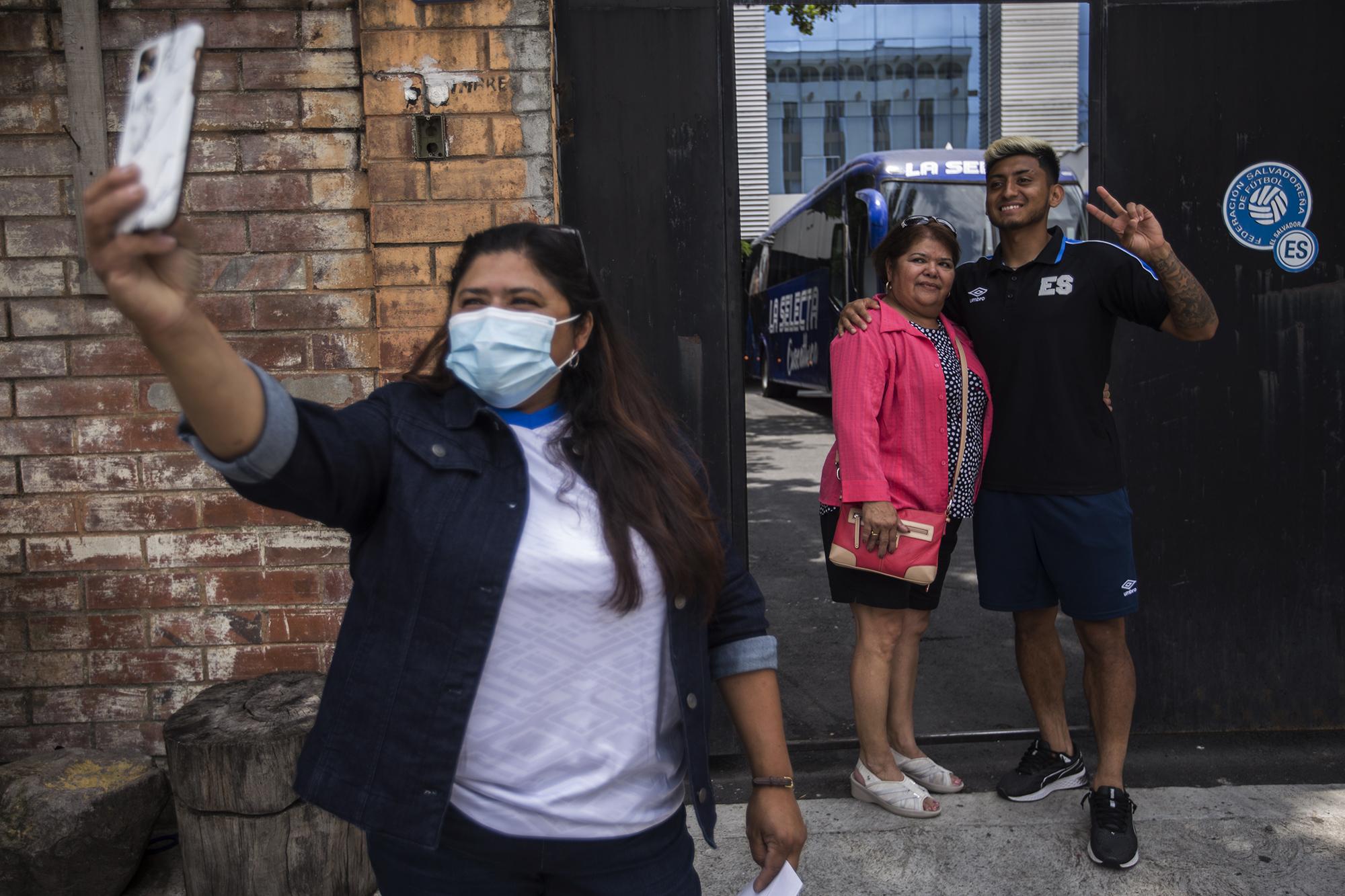 Amando Moreno recibe a su abuela y a su madre en el albergue de la Federación Salvadoreña de Fútbol, donde se concentra la Selecta antes del partido contra Estados Unidos el 2 de septiembre de 2021. Sonia es la fan número 1 de su hijo, y combina la agenda deportiva con su negocio de jardinería en New Jersey. Al fondo está Ana María, la abuela , que migró a Estados Unidos en 1989 y  en  2003 se escapó a la iglesia de Atiquizaya, en Ahuachapán, para bautizar a Amando: “Ahora sí, ya le dimos energía y todo le irá bien en ese partido”, dicen tras sacarse una foto con él. 