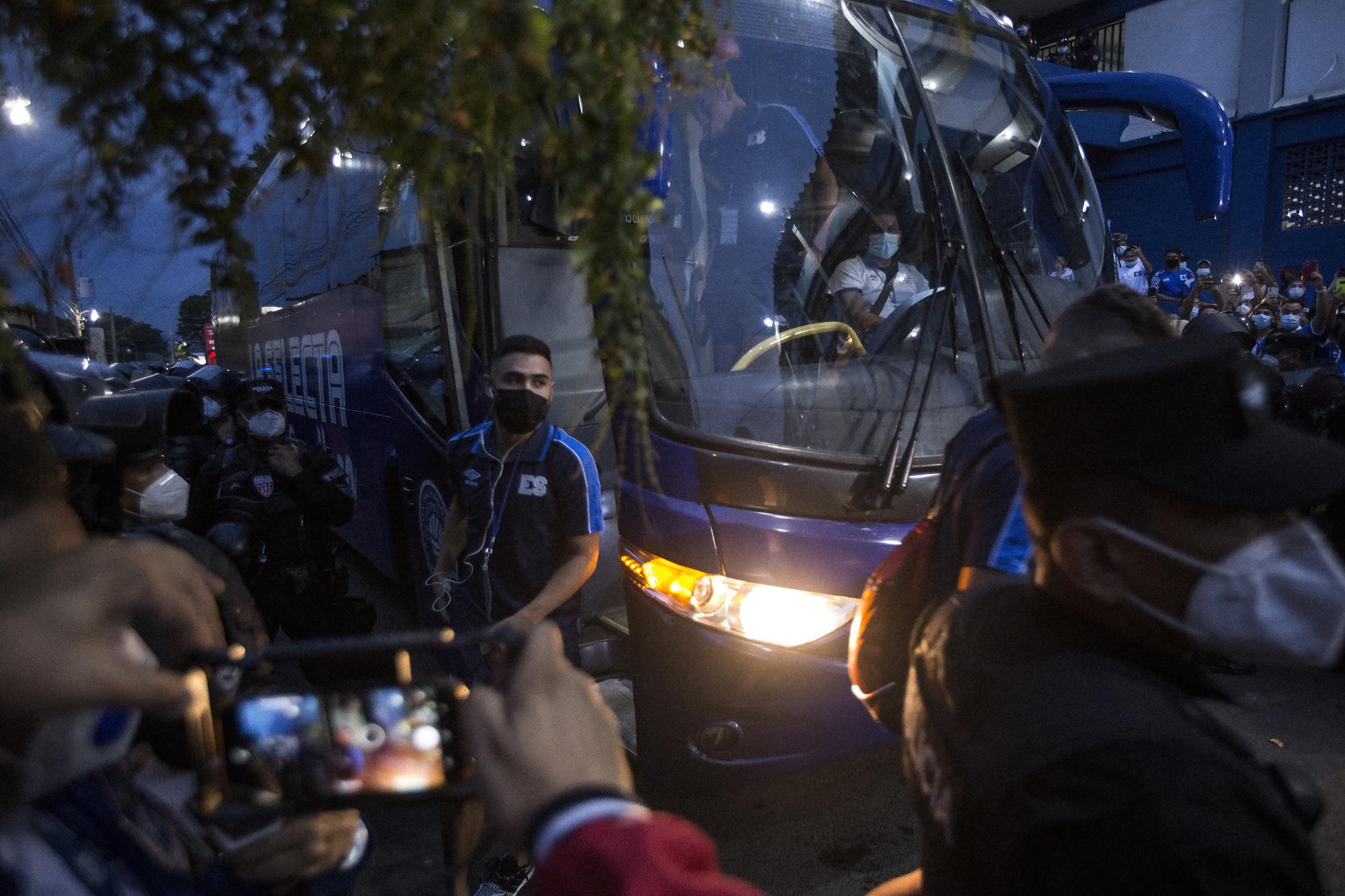 Alex Roldán ingresa al estadio Cuscatlán, en San Salvador, para disputar el primer partido de la octagonal contra Estados Unidos, el jueves 2 de septiembre de 2021. Junto a sus compañeros de la Selecta es recibido con aplausos y gritos emocionados de la afición.