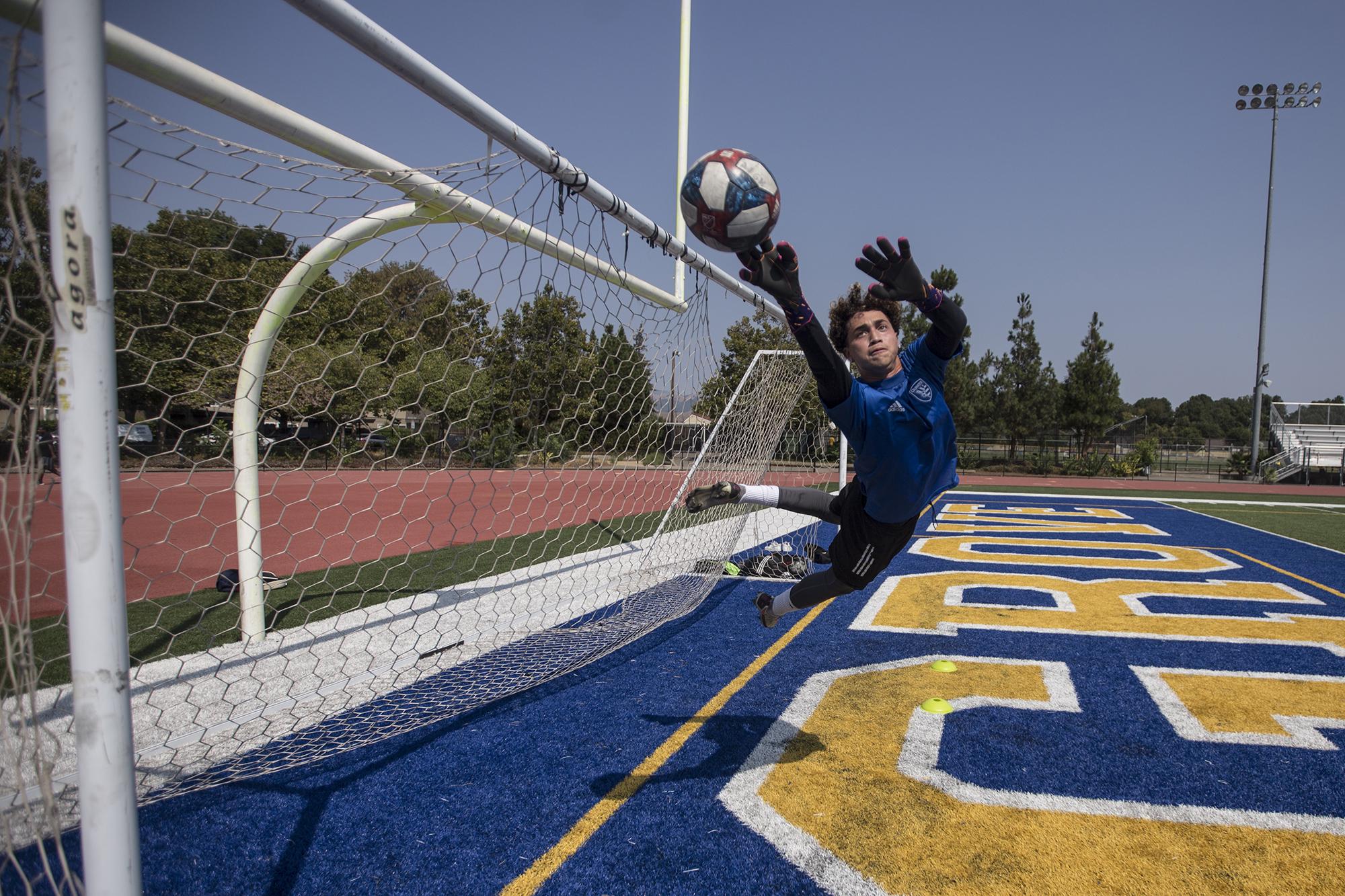 Damián Alguera hace sus prácticas de rutina en las canchas de la Oak Grove High School, en San José, California, el 24 de agosto de 2021. Su padre, Edgar Alguera, que también jugó como portero en la Liga Mayor de Fútbol de El Salvador en la década de los 80. Damián debutó con la Selección Mayor el 24 de septiembre de 2021, en un partido amistoso contra la selección de Guatemala. 