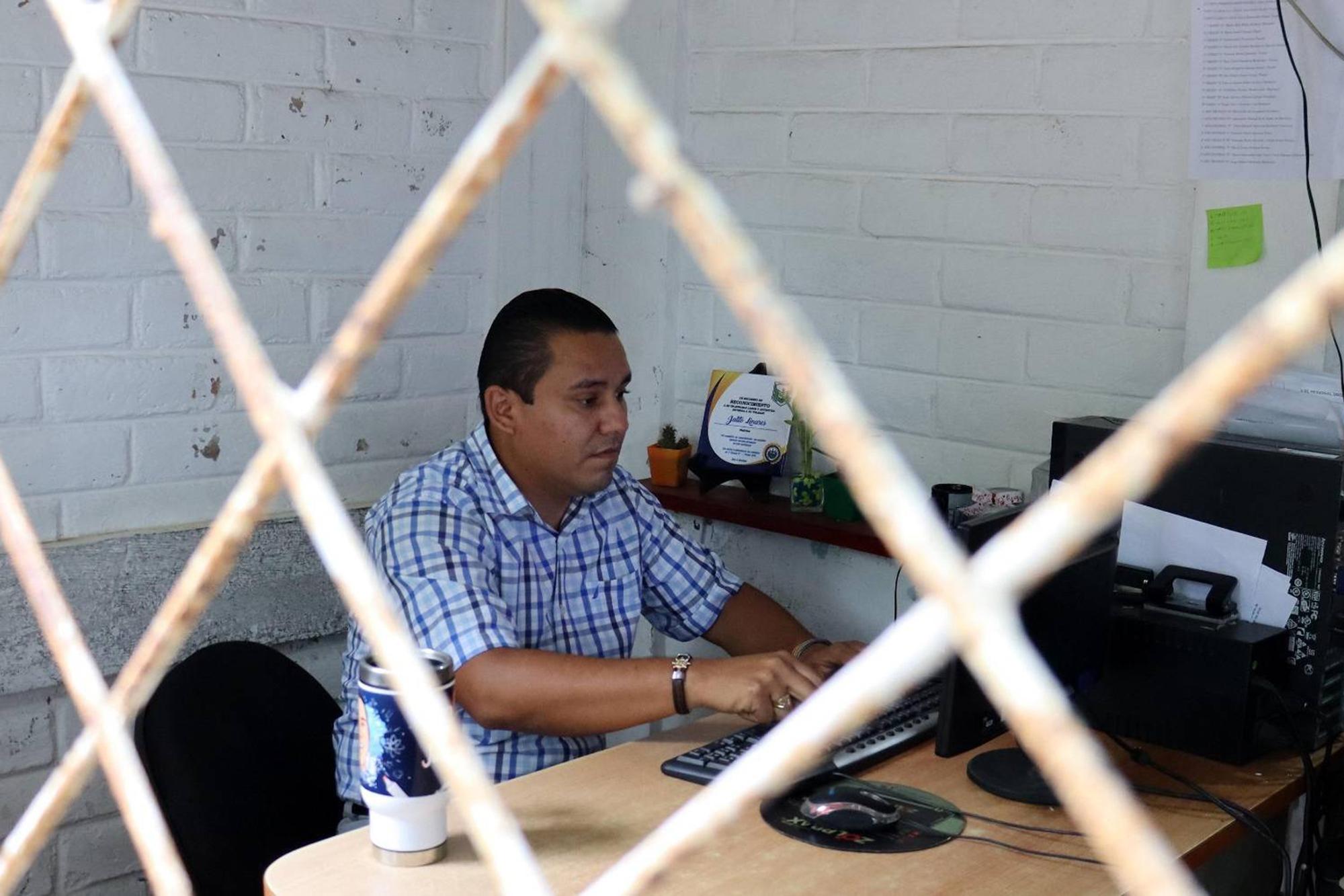 Maestro en una modesta escuela rural dentro de Ciudad Arce, Julio Hernández fue el candidato a la alcaldía por el partido FMLN en las municipales del 28 de febrero. El bukelismo lo pasó por encima. Foto de El Faro: Roberto Valencia.