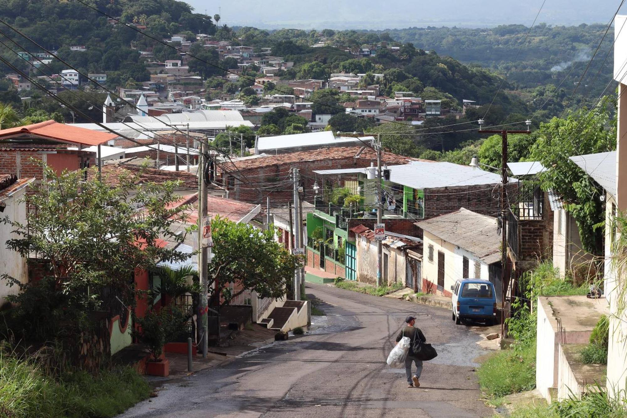 Ubicada a 40 kilómetros al poniente de San Salvador, Ciudad Arce es un municipio pujante con más de 70 000 habitantes. Nuevas Ideas, el partido de Bukele, obtuvo el 78 % de los votos en las legislativas de febrero. Foto de El Faro: Roberto Valencia.