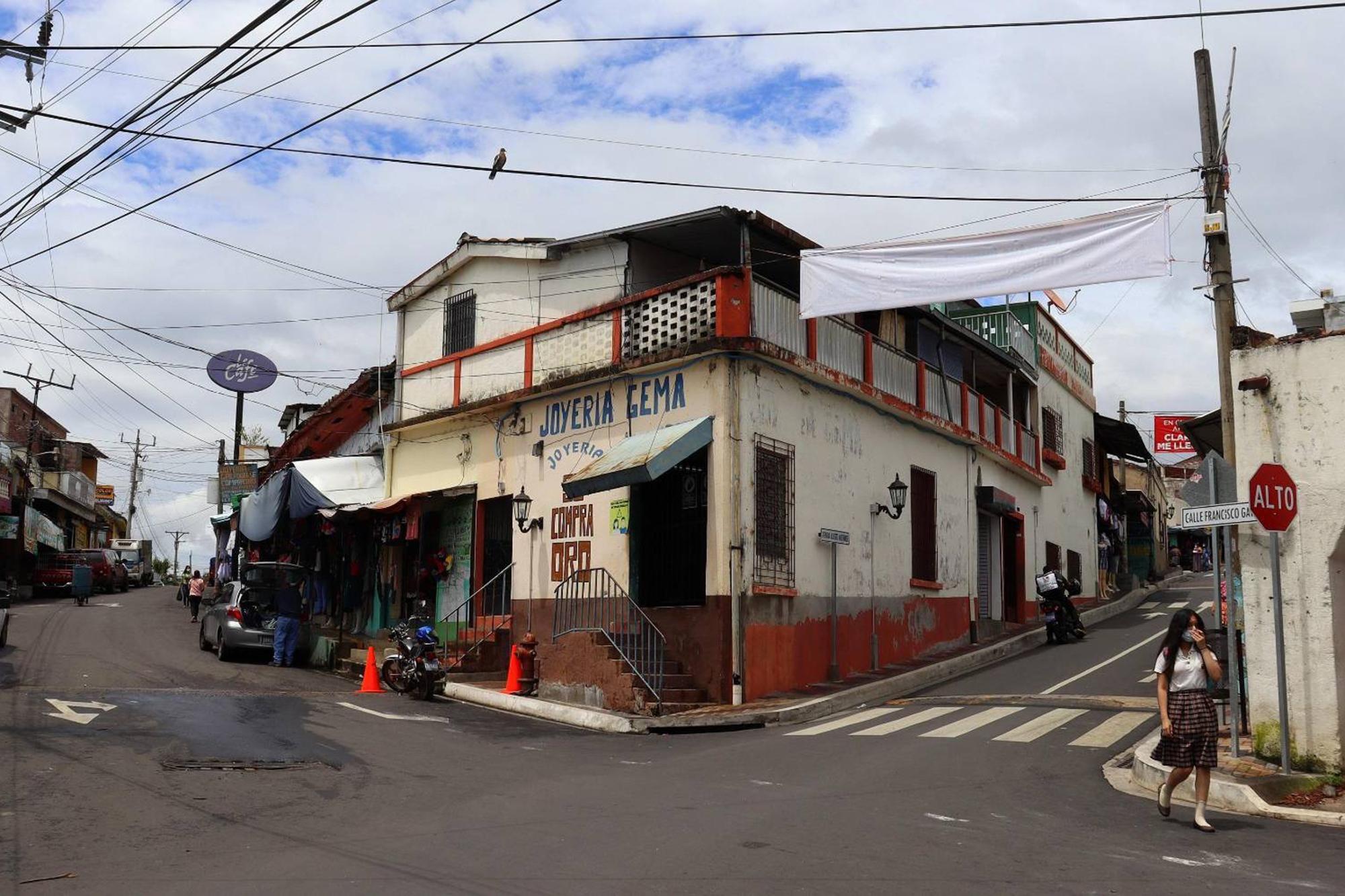 Ciudad Arce tiene más de 70 000 habitantes, pero conserva el aroma a ruralismo. Así luce la intersección entre la avenida Alberto Masferrer y la calle Francisco Gavidia, en pleno casco urbano. Foto de El Faro: Roberto Valencia.