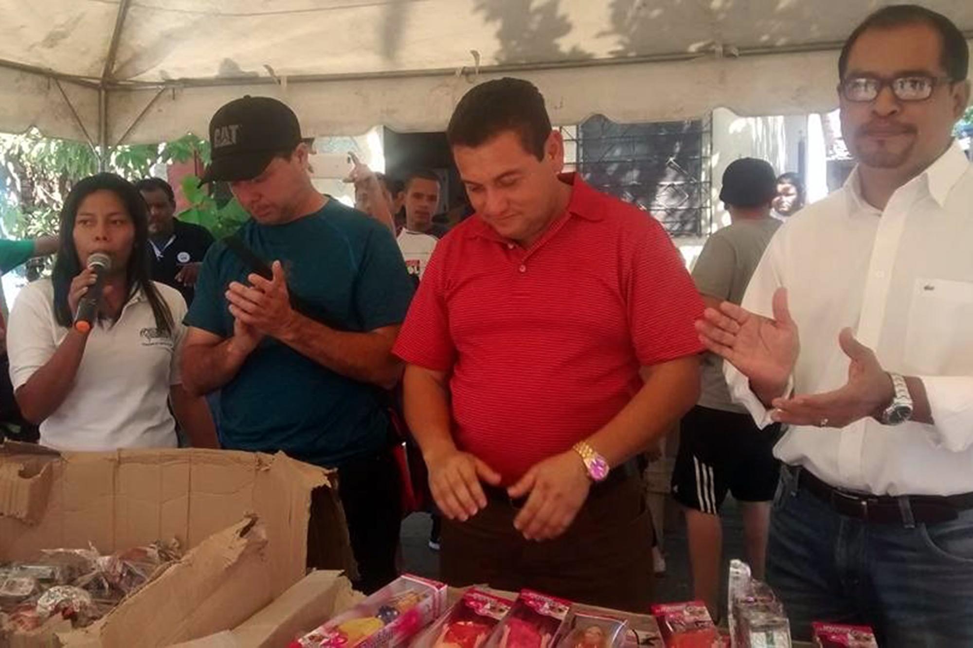 Esta fotografía de Rolando Castro y Germán Muñoz, miembros del Movimiento Social Comunitario (MSC), fue tomada en diciembre de 2016. Muñoz era concejal por la coalición Arena-PDC y, en el 2018, fue electo por Arena. Para la campaña 2021 endosó su apoyo al candidato de Nuevas Ideas, Mario Durán. Foto de El Faro: redes sociales del MSC.