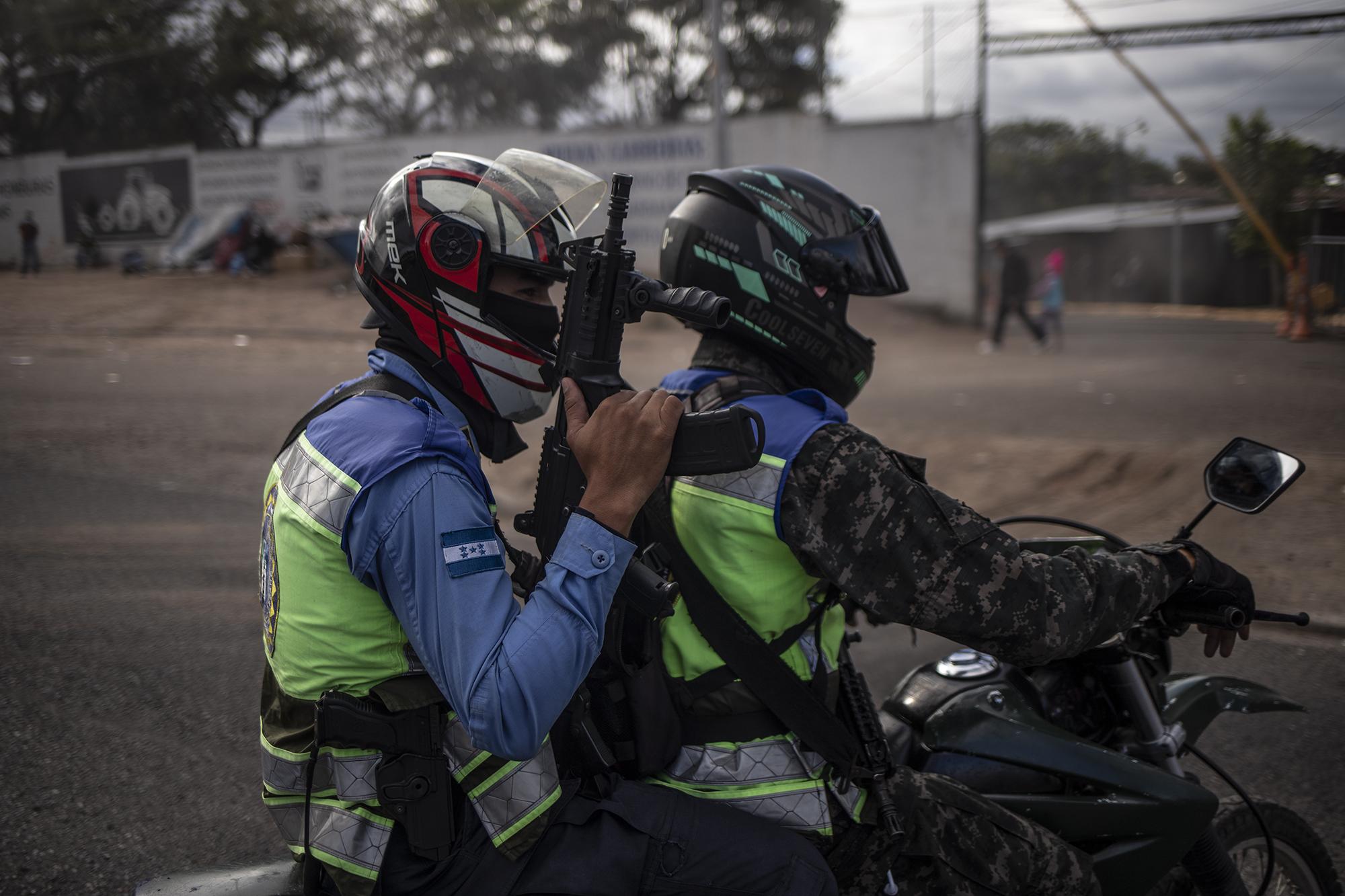 La Policía Nacional y la Militar son las encargadas de custodiar las maletas electorales que salen del Centro Logístico Electoral hasta los distintos departamentos de Honduras durante las elecciones general. Foto de El Faro: Carlos Barrera