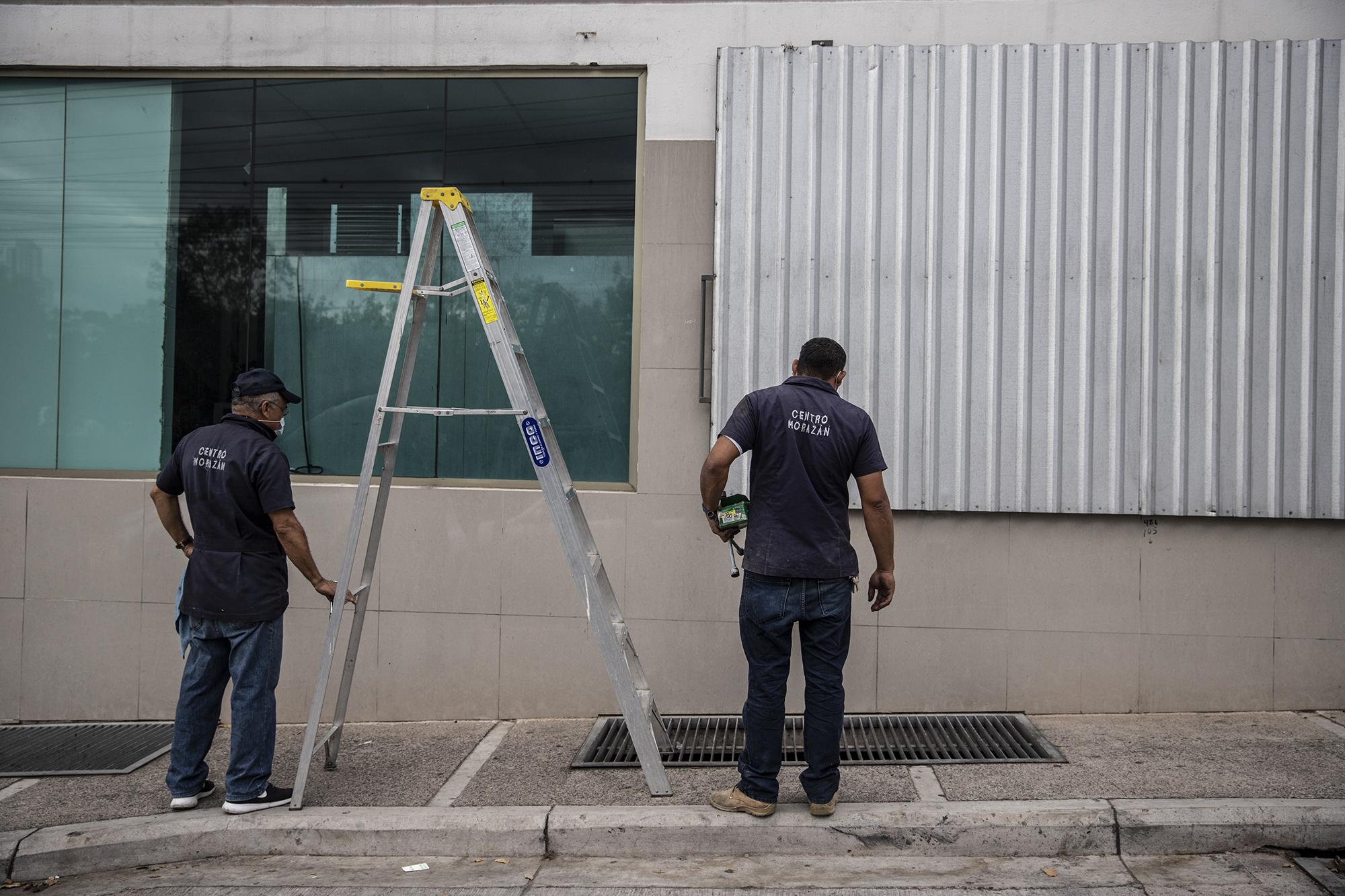 Días previos a las elecciones generales de Honduras, varios negocios del bulevar Francisco Morazán colocaron protección en las ventanas de vidrios, ya que tienen temor de que los resultados electorales provoquen protestas en la ciudad. Foto de El Faro: Carlos Barrera