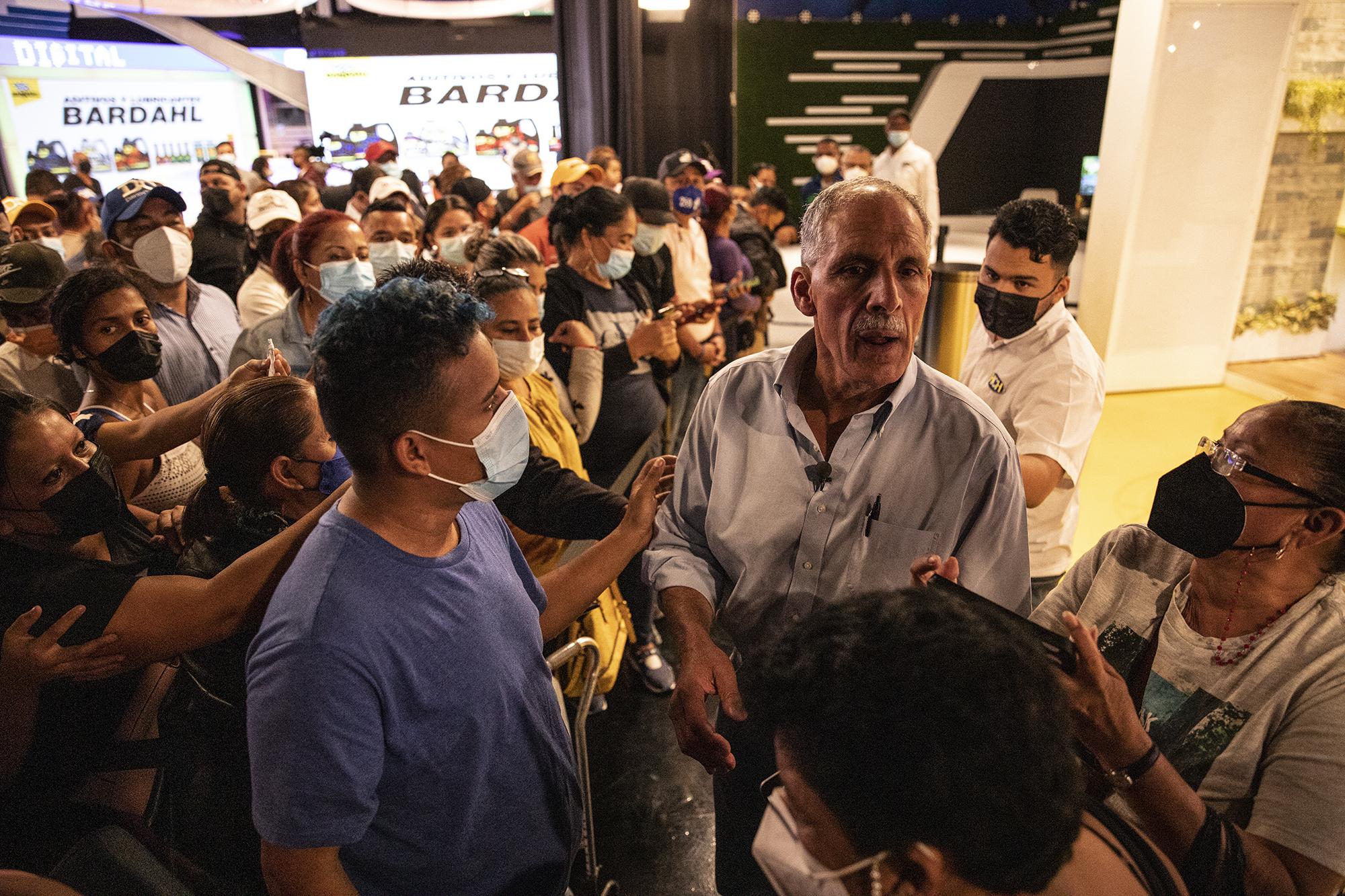 Nasry Asfura en el set de televisión de HCH donde recibió a un grupo de simpatizantes del Partido Nacional por el cual corre como candidato a presidente de Honduras. Foto de El Faro: Carlos Barrera