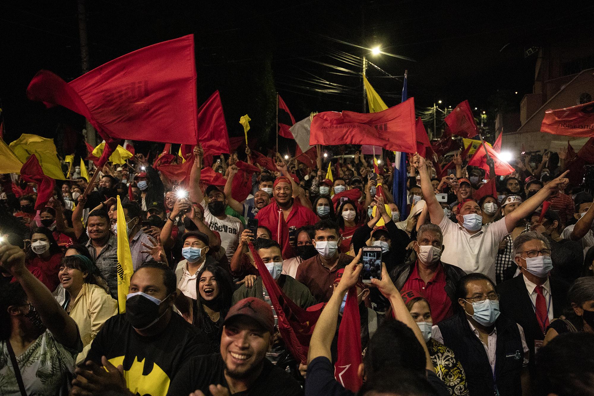 Centenares de personas se reunieron en la sede del partido Libre para celebrar el virtual triunfo de la alianza del partido Libre y Salvador de Honduras liderada por Xiomara Castro y Salvador Nasralla en las elecciones presidenciales de Honduras. Foto de El Faro: Carlos Barrera