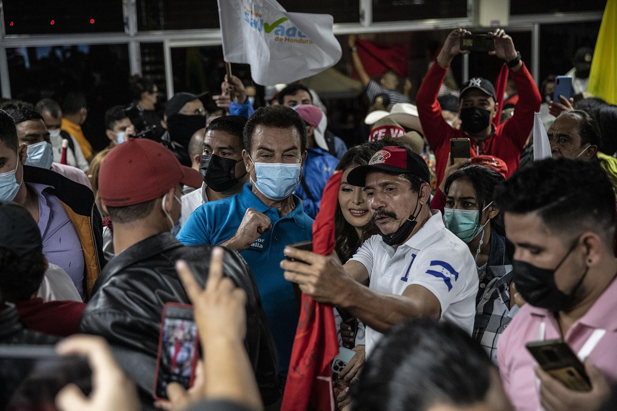 El candidato a la vicepresidencia, Salvador Nasralla, fue recibido por simpatizantes del partido Libre en la sede ubicada en Tegucigalpa. En el lugar Salvador y Xiomara Castro se proclamaron ganadores de las elecciones presidenciales de Honduras. Foto de El Faro: Carlos Barrera