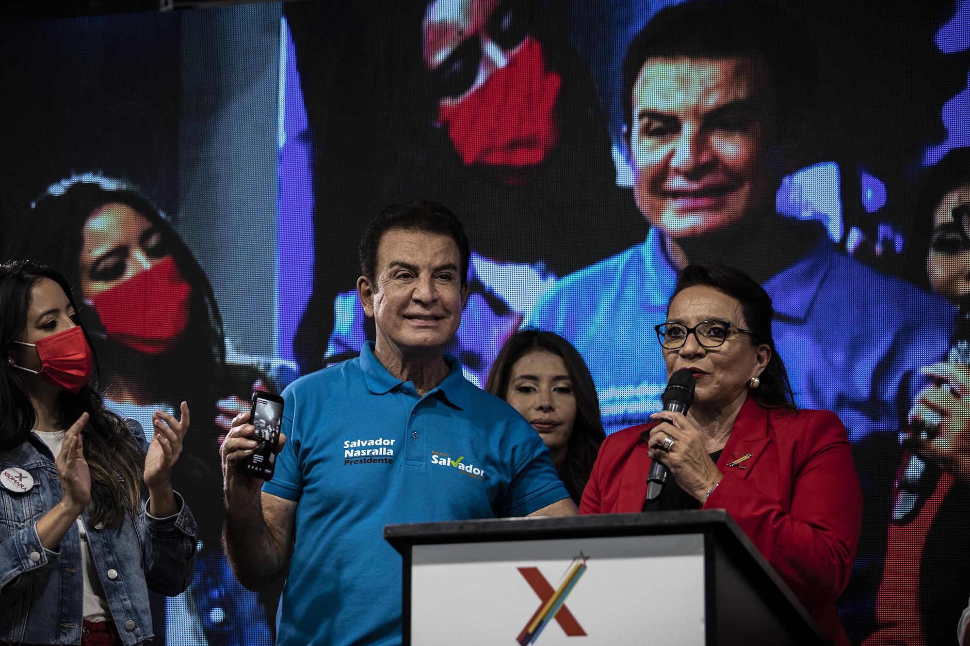 Salvador Nasralla del Partido Salvador de Honduras y Xiomara Castro del partido Libre se dieron como ganadores a las 9:00 de la noche del 29 de noviembre del 2021 cuando aún se realizaba el proceso de escrutinio de los votos de las elecciones generales. Foto de El Faro: Carlos Barrera