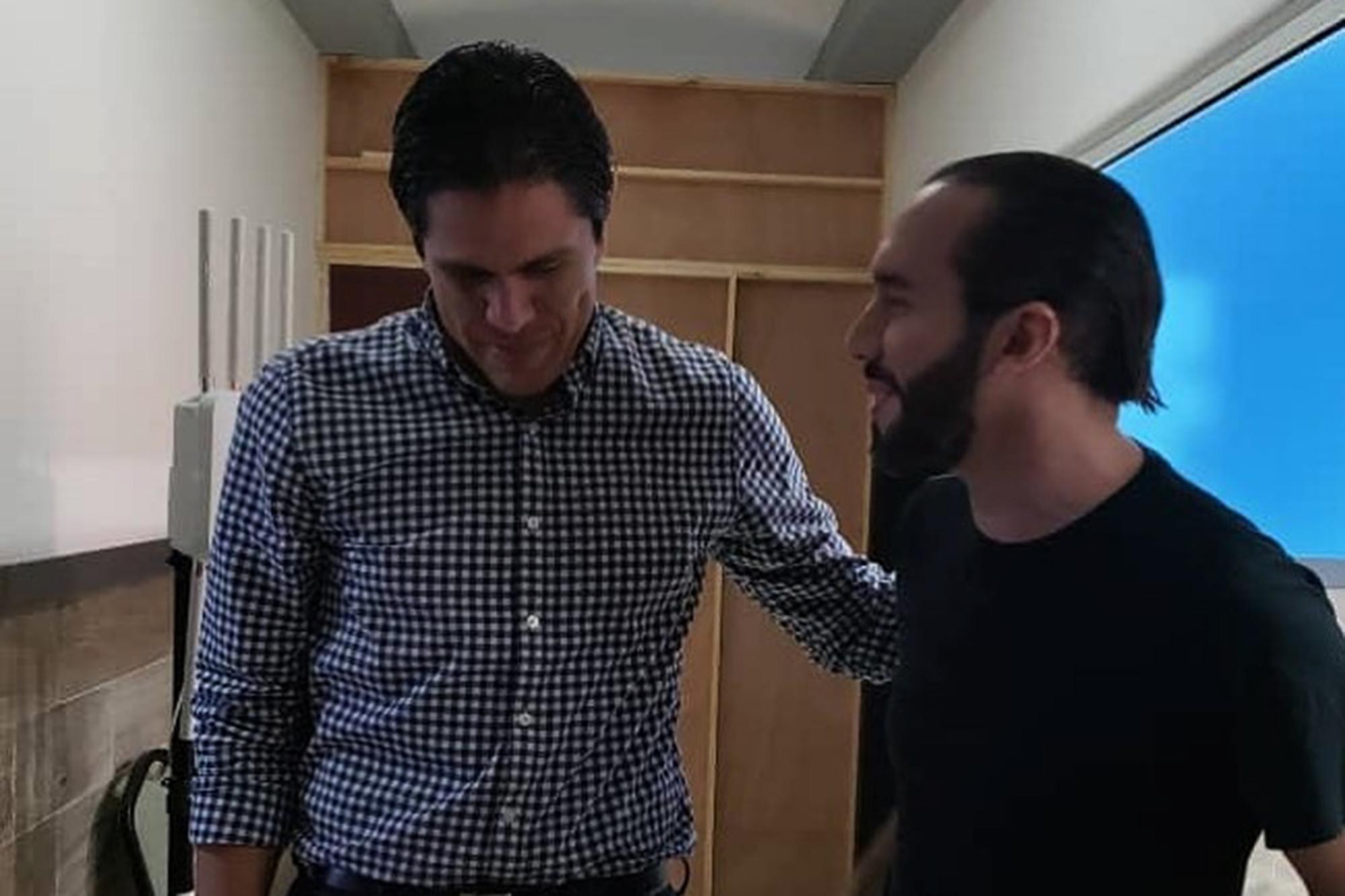 El 5 de febrero de 2019, Lester Toledo compartió una fotografía en Instagram con Nayib Bukele, tras haber resultado electo presidente de El Salvador. Fotografía, cuenta oficial de Instagram de Lester Toledo.