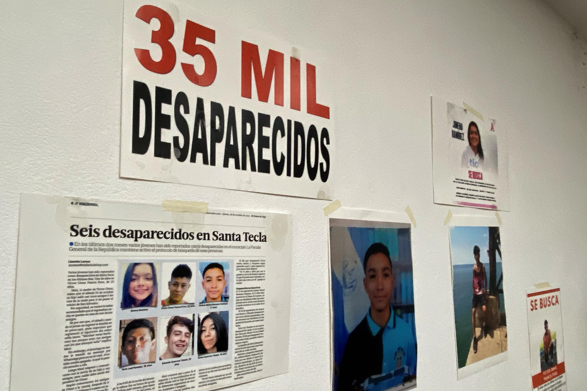 En conferencia de prensa convocada por Ivette Toledo, madre de los hermanos Karen y Eduardo Guerrero, también se hizo alusión a los casos de otras personas desaparecidas en El Salvador.  Foto de El Faro: Valeria Guzmán.