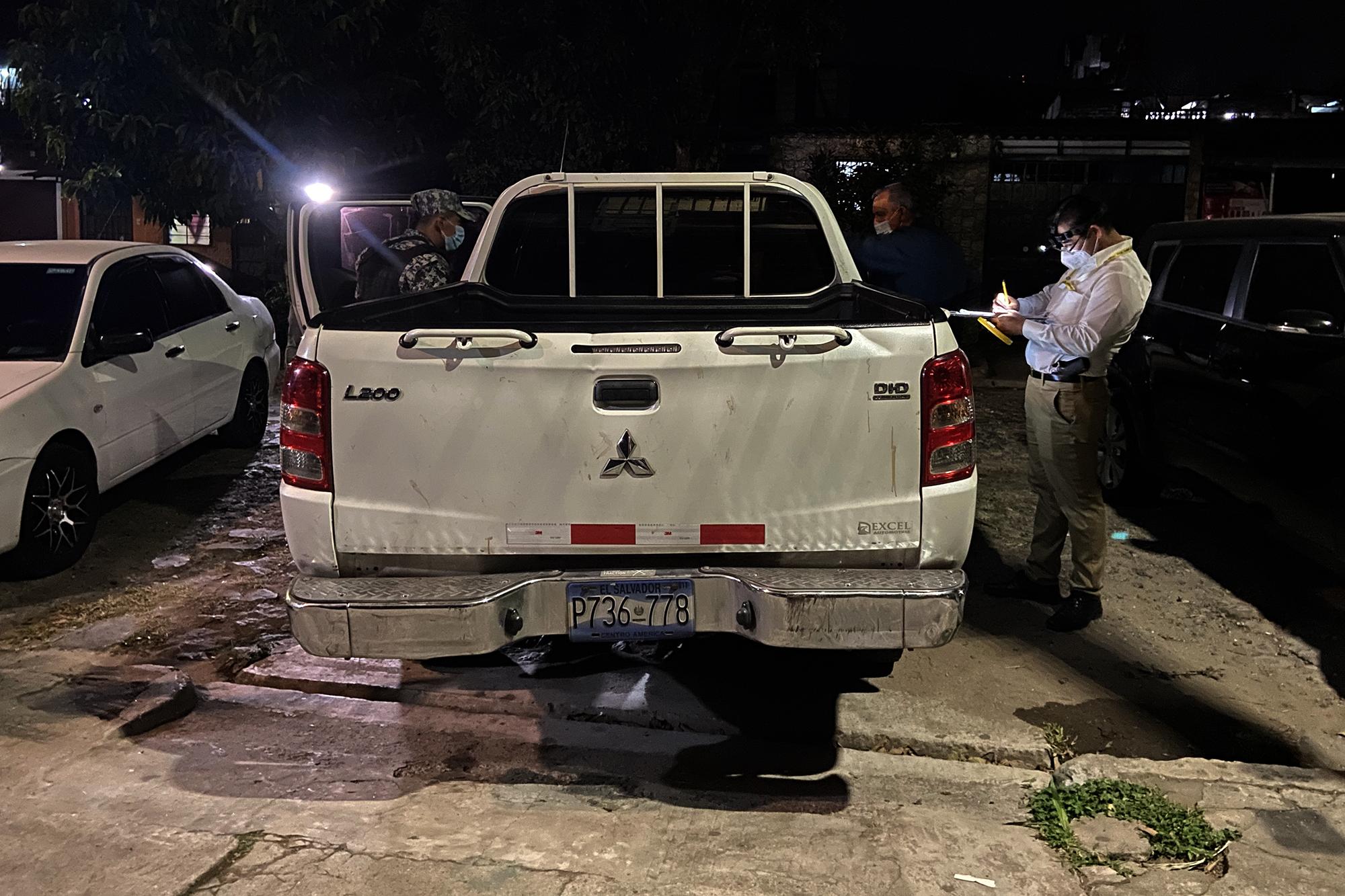 Carro en el que se realizó el recorrido de la ruta que hicieron los hermanos Guerrero el día en que desaparecieron. Esta diligencia fue hecha el 10 de noviembre y empezó en la colonia Quezaltepec de Santa Tecla. Foto de El Faro: Valeria Guzmán.