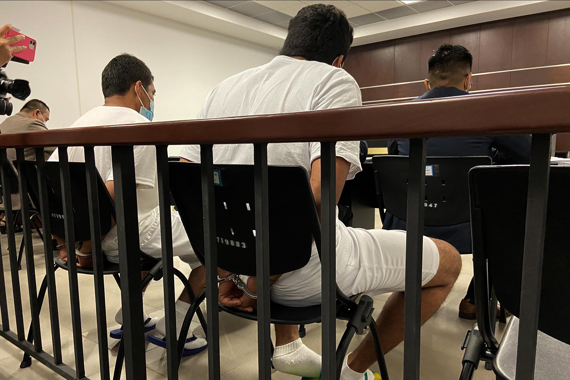 Víctor Ruíz Mejia y José Martínez Saavedra en la audiencia inicial por el caso de la desaparición de los hermanos Guerrero. Foto de El Faro: Valeria Guzmán.