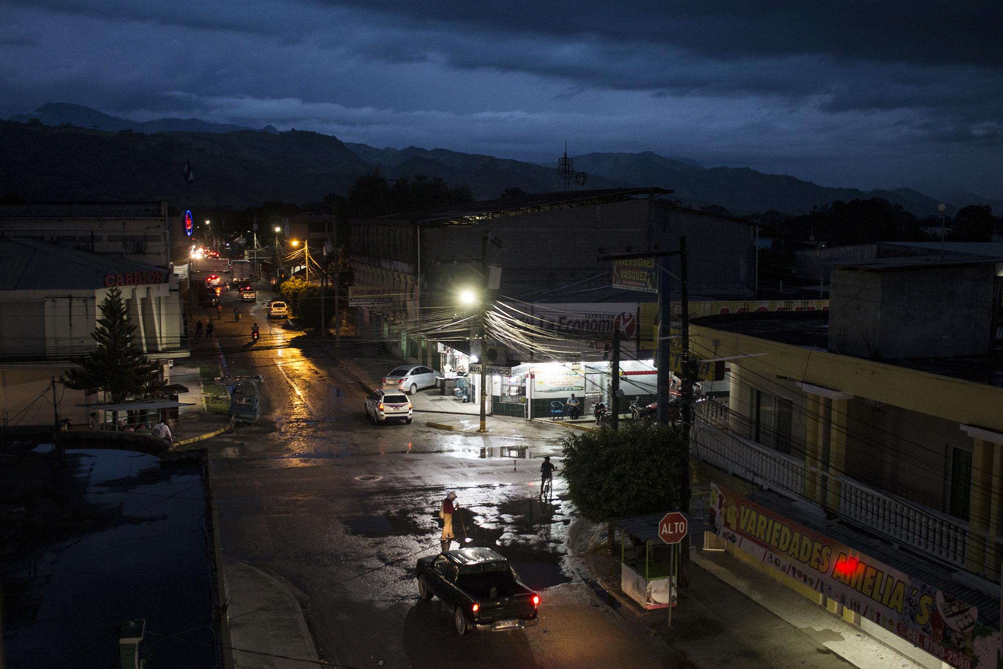 Vista de Tocoa desde San Patricio, un hotel ubicado en el centro de la ciudad que por años ha sido territorio dominado por los hermanos Rivera Maradiaga, narcotraficantes que ahora enfrentan juicio en New York. Foto de El Faro: Víctor Peña.