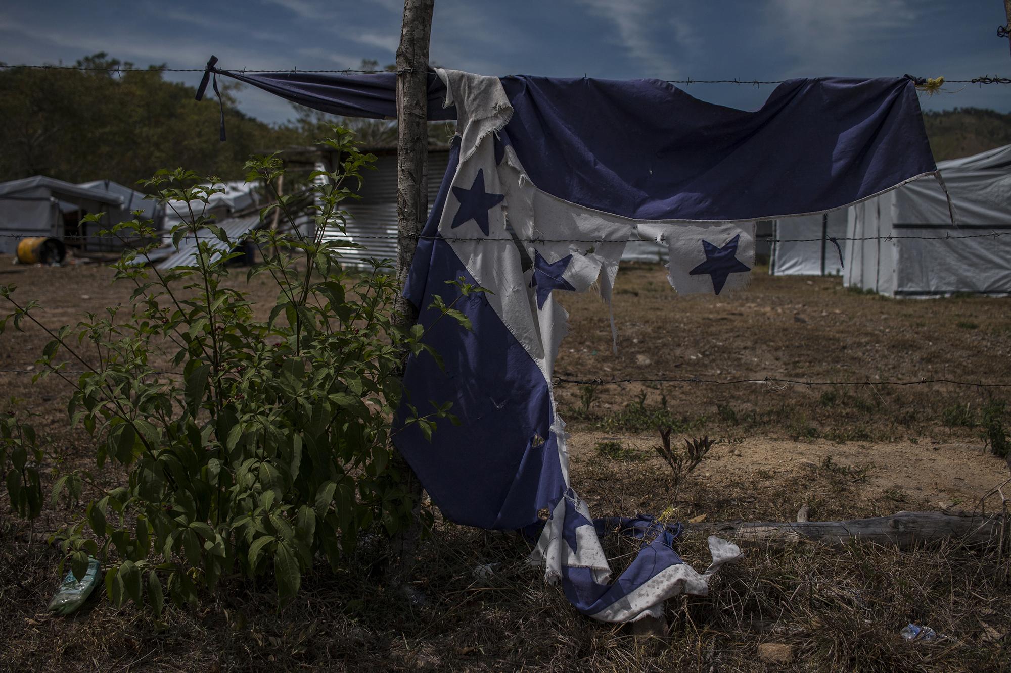 Hay una comunidad desolada sobre la carretera que conduce al municipio de Trujillo. La semiótica hondureña como una paradoja de la profunda crisis política que Honduras ha atravesado en estos ocho años de mandato de Juan Orlando Hernández. Foto de El Faro: Víctor Peña.